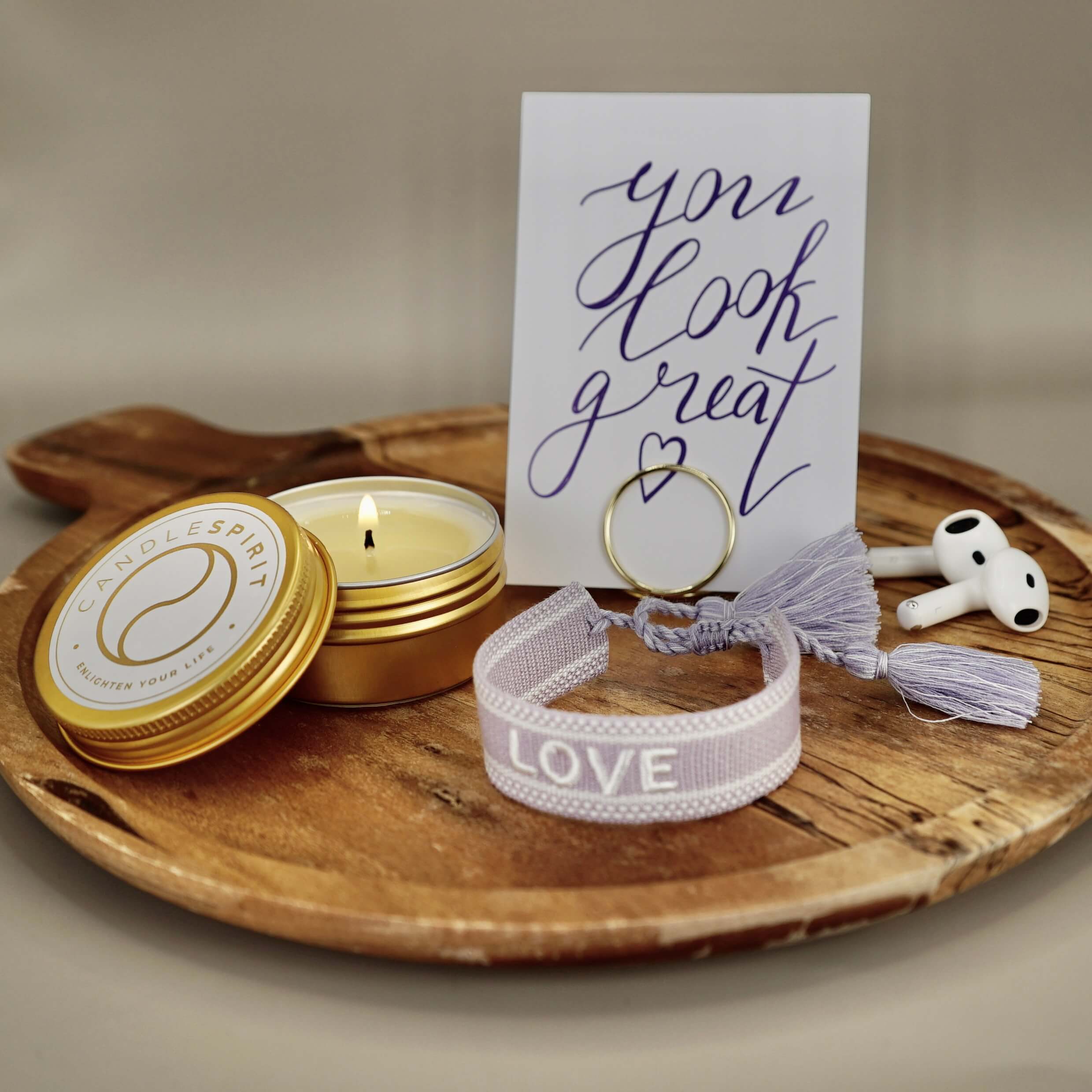 LOVE Geschenkeset im Boho Style: Aromatherapie Duftkerze, Grusskarte & Festival Armband