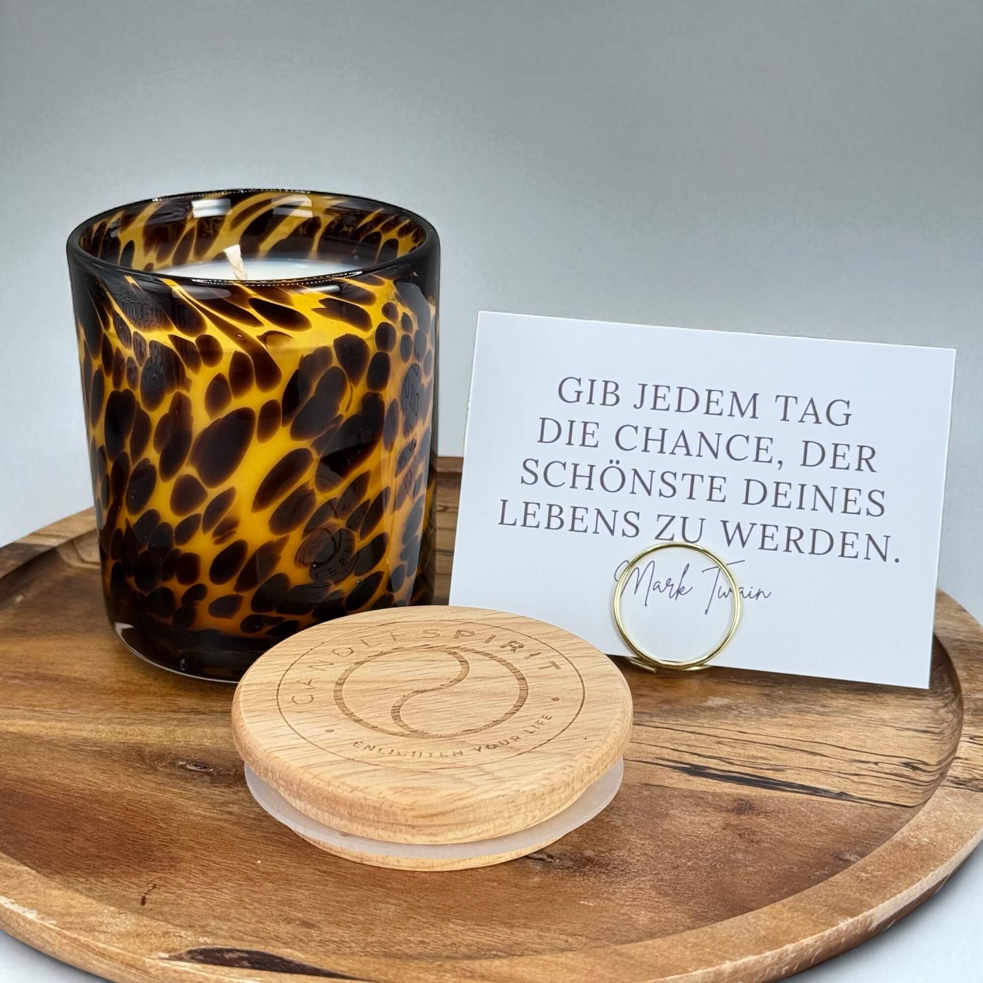 "LEO" Aromatherapie Duftkerze mit Grusskarte, Zitat & Meditation mit dem Duft "JOY OF LIFE" (200g Net, 45h Brennfreude) mit Meditation