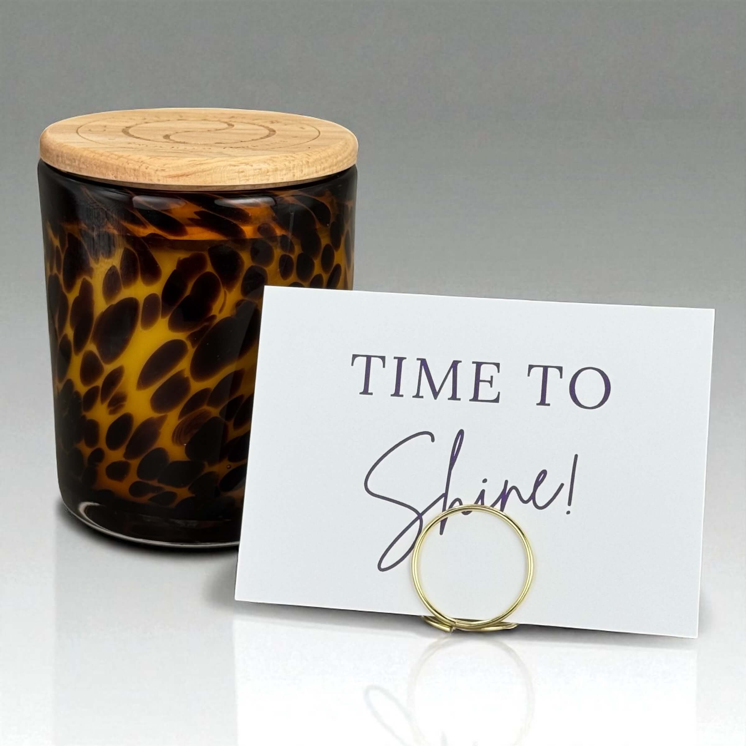 "LEO" Aromatherapie Duftkerze mit Grusskarte, Zitat & Meditation mit dem Duft "JOY OF LIFE" (200g Net, 45h Brennfreude) mit Meditation