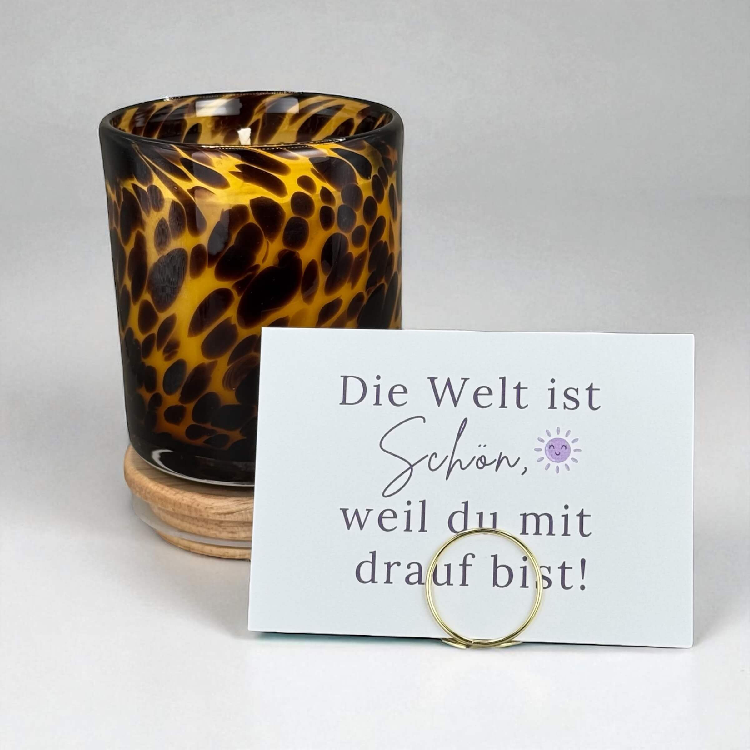 "LEO" Aromatherapie Duftkerze mit Grusskarte, Zitat & Meditation mit dem Duft "JOY OF LIFE" (200g Net, 45h Brennfreude) mit Meditation