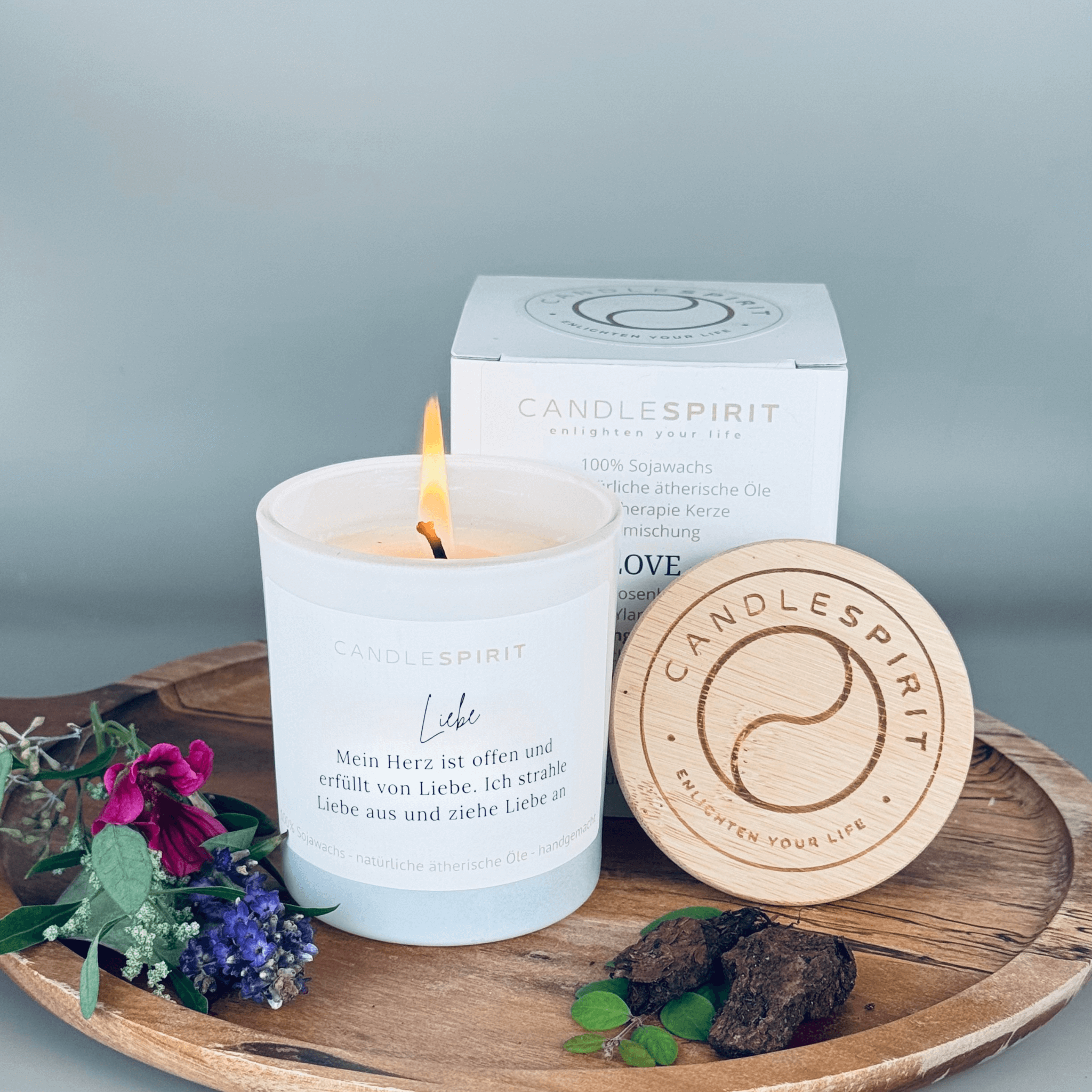 "Liebe, mein Herz ist offen und erfüllt von Liebe. Ich strahle Liebe aus und ziehe Liebe an." | Duftkerze mit ätherischen Ölen & Audio-Meditation