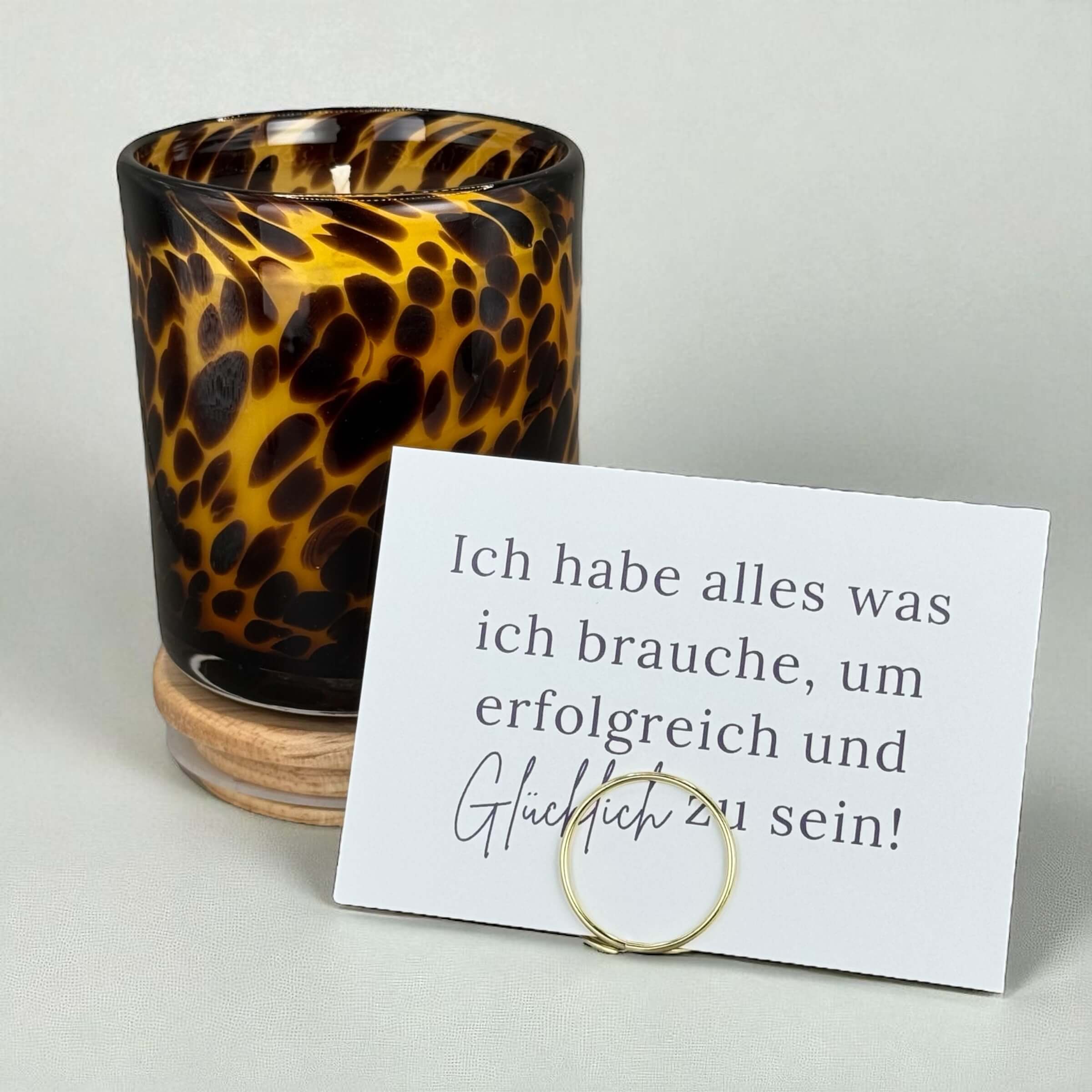 "LEO" Aromatherapie Duftkerze mit Grusskarte, Zitat & Meditation mit dem Duft "JOY OF LIFE" (200g Net, 45h Brennfreude) mit Meditation