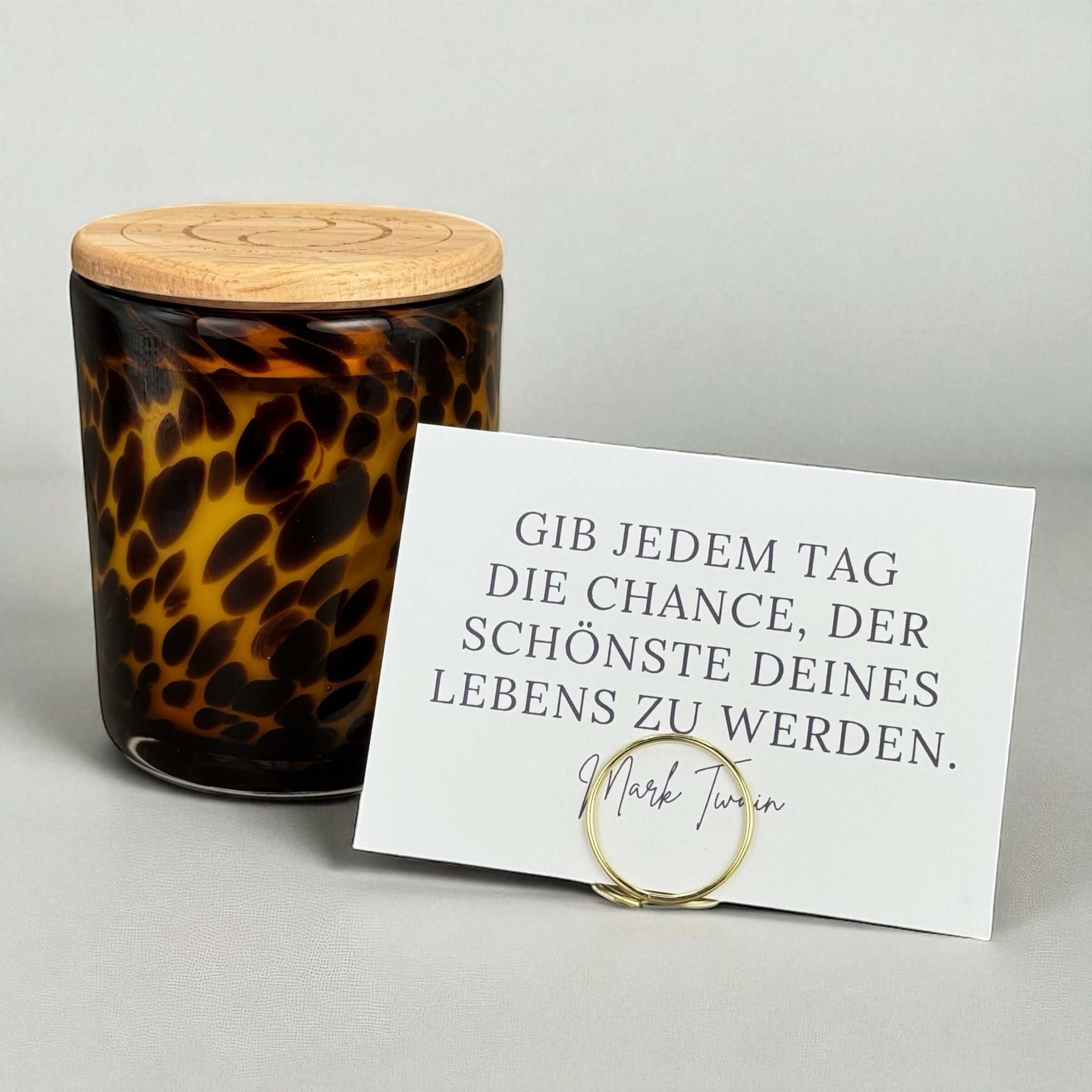 "LEO" Aromatherapie Duftkerze mit Grusskarte, Zitat & Meditation mit dem Duft "JOY OF LIFE" (200g Net, 45h Brennfreude) mit Meditation