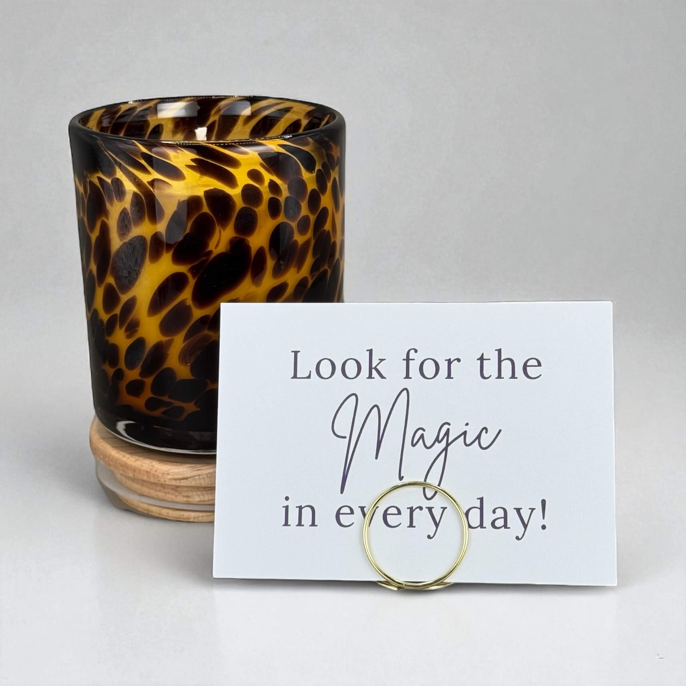 "LEO" Aromatherapie Duftkerze mit Grusskarte, Zitat & Meditation mit dem Duft "JOY OF LIFE" (200g Net, 45h Brennfreude) mit Meditation