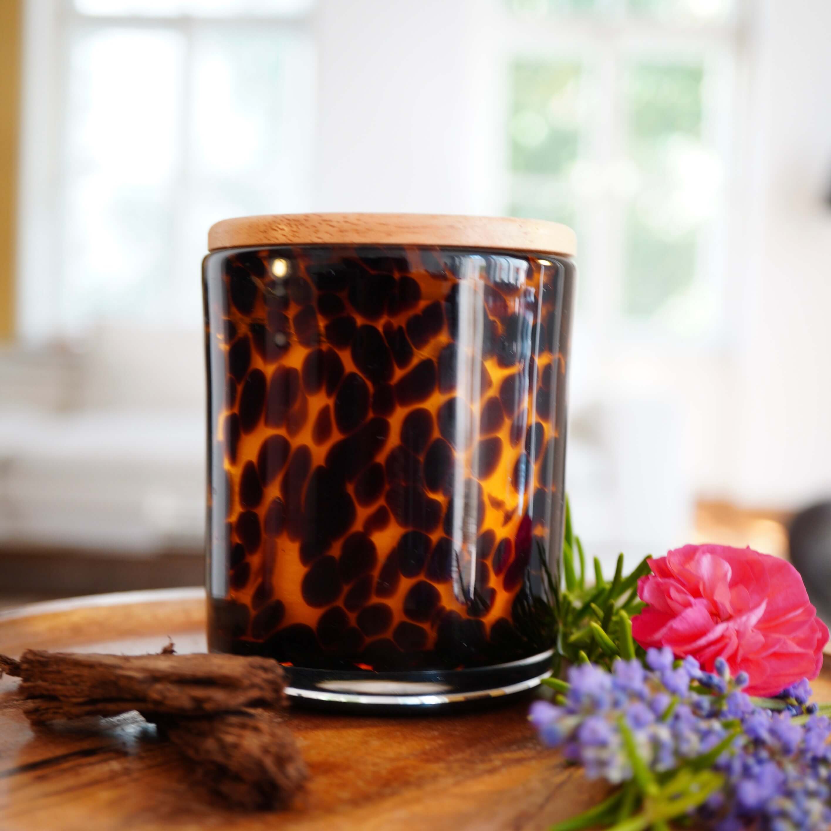 "LEO" Duftkerze mit Meditation & ätherischen Ölen | ca. 45h Brenndauer