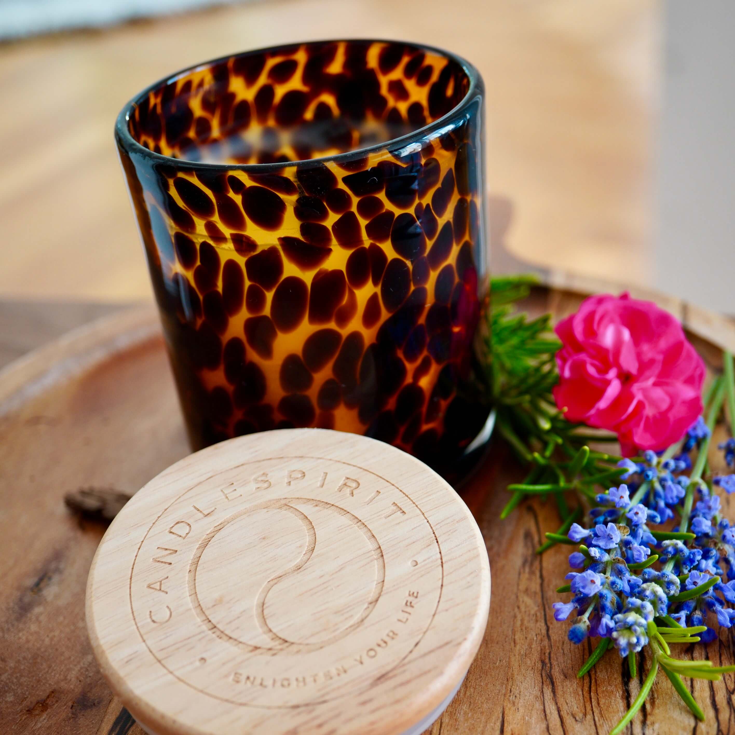 "LEO" Aromatherapie Duftkerze mit Grusskarte, Zitat & Meditation | Duft: JOY OF LIFE