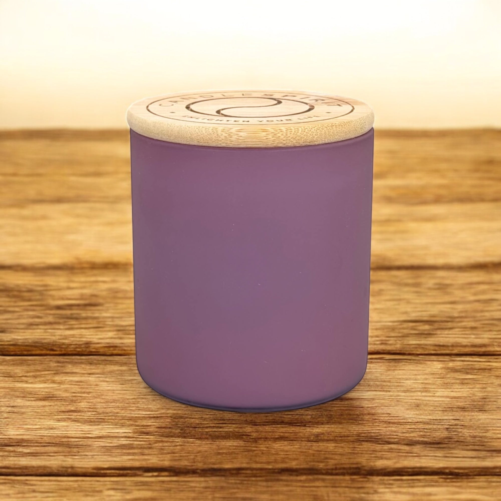 CANDLESPIRIT Aromatherapie Kerze Lila Sonderedition auf Holztisch1
