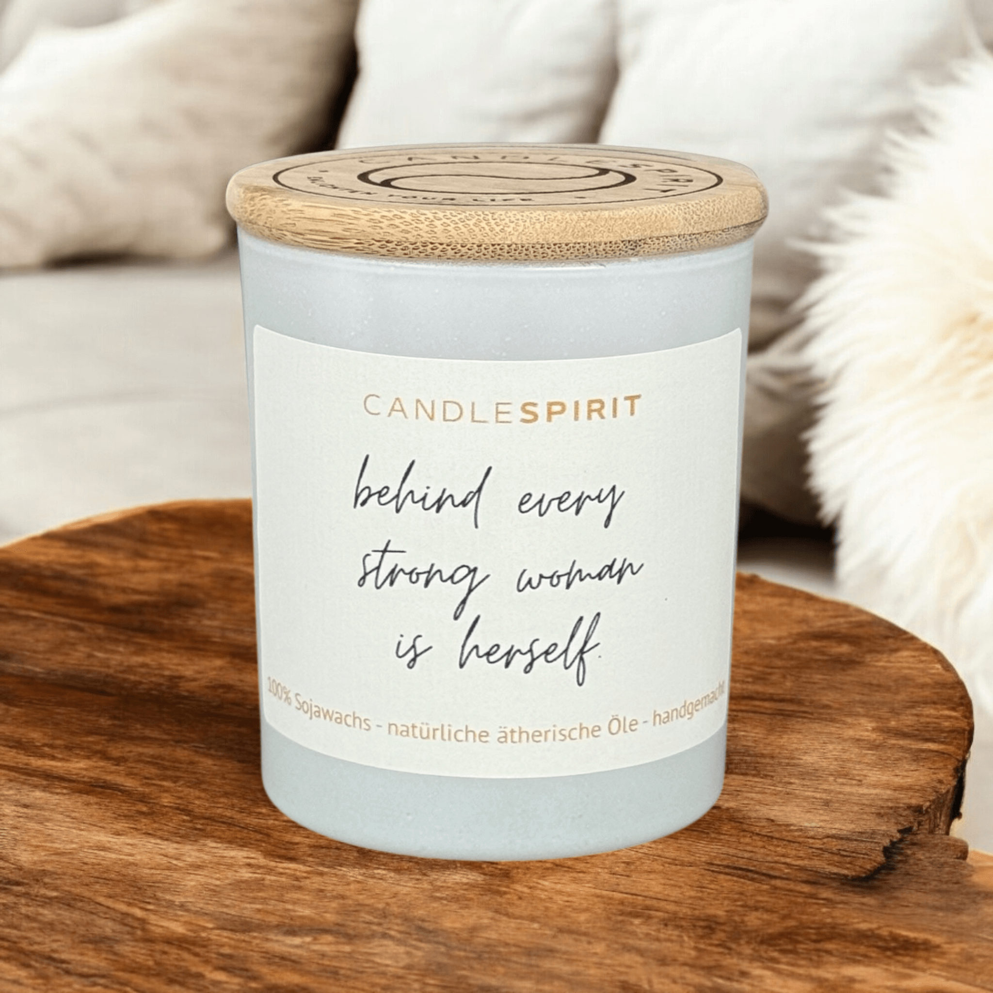 "behind every woman is herself." | Aromatherapie Duftkerze &  Gratis Meditation | Bio-Sojawachs