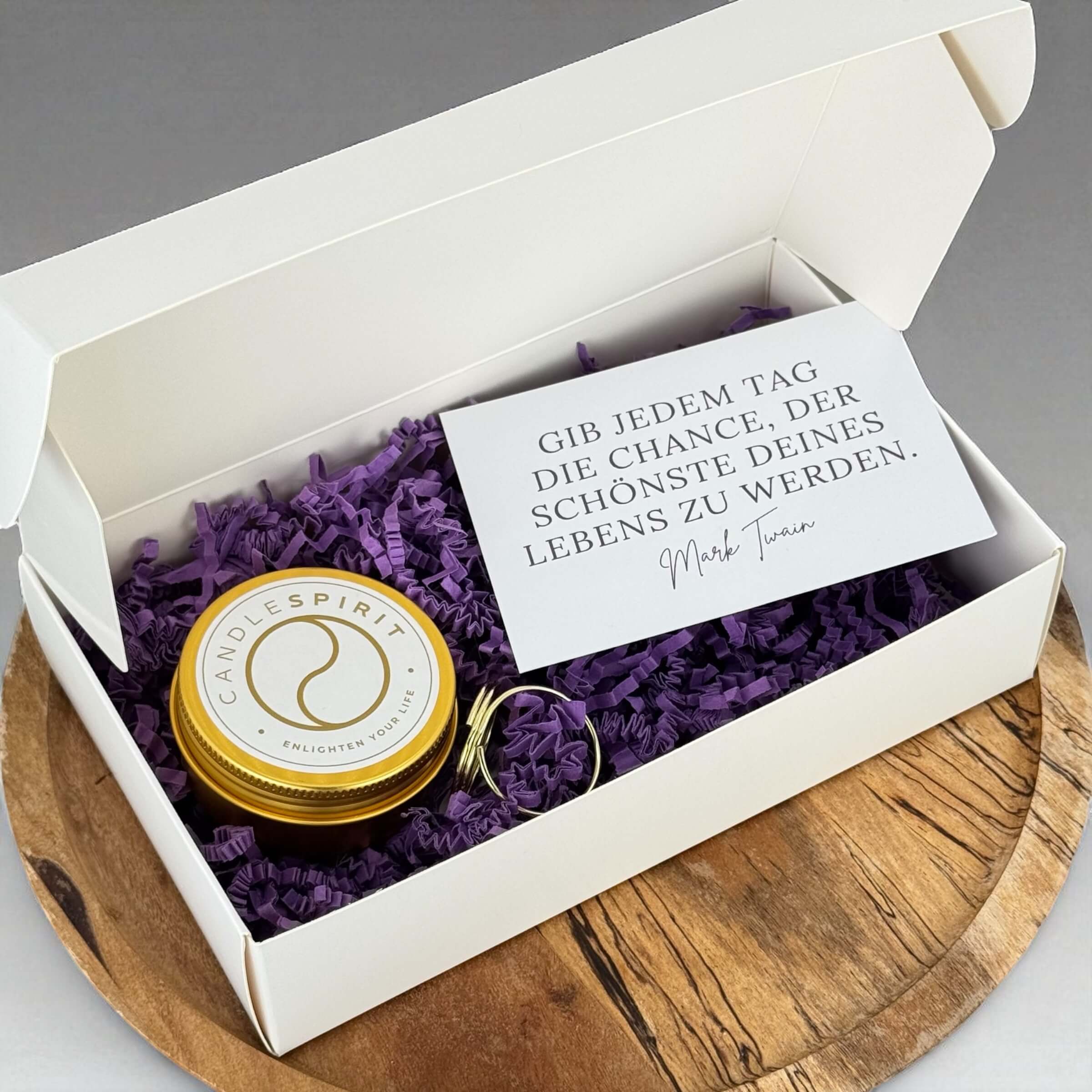 JOY OF LIFE Geschenkeset – Duftkerze & Grusskarte „Gib jedem Tag die Chance, der Schönste deines Lebens zu werden. Mark Twain"