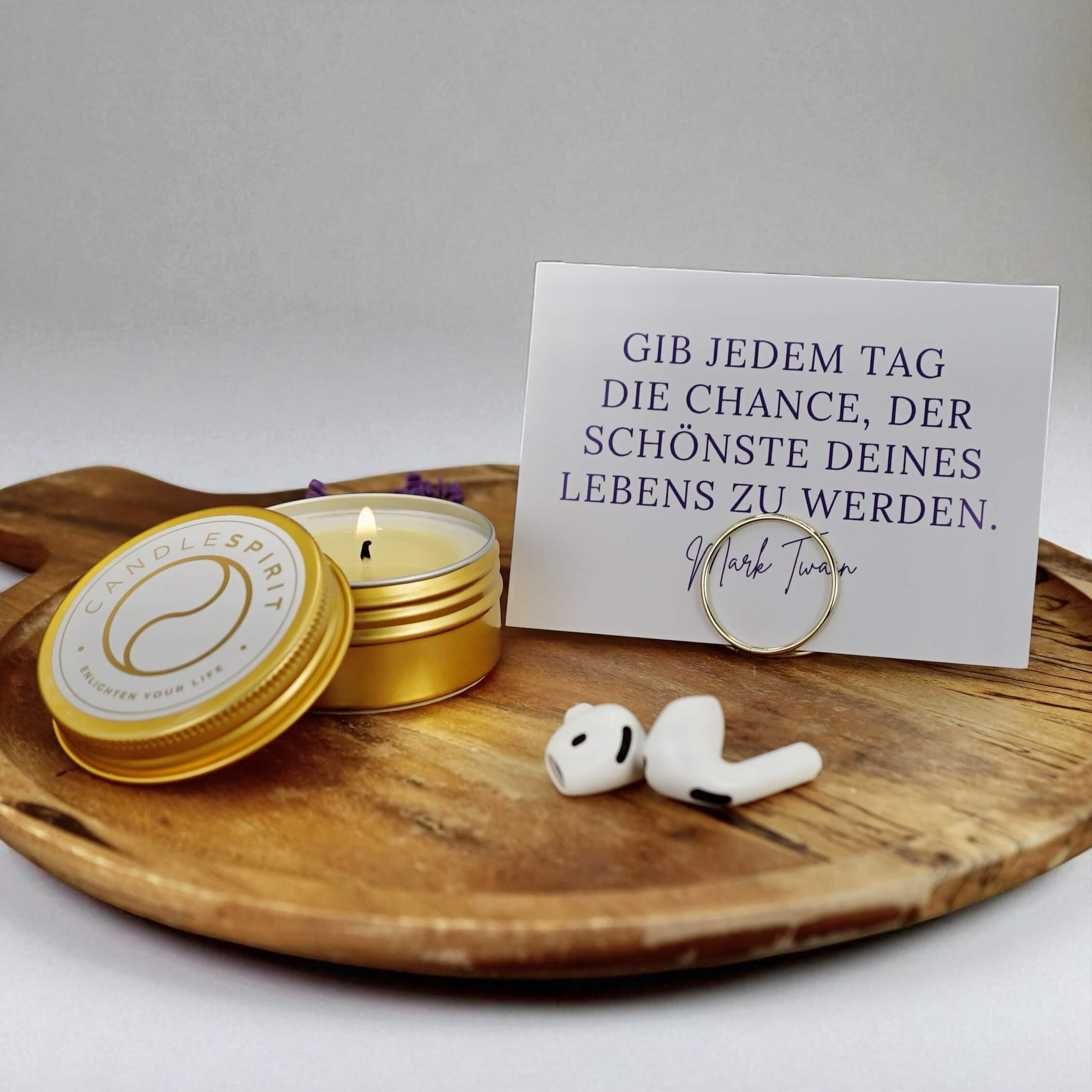 JOY OF LIFE Geschenkeset – Duftkerze & Grusskarte „Gib jedem Tag die Chance, der Schönste deines Lebens zu werden. Mark Twain"