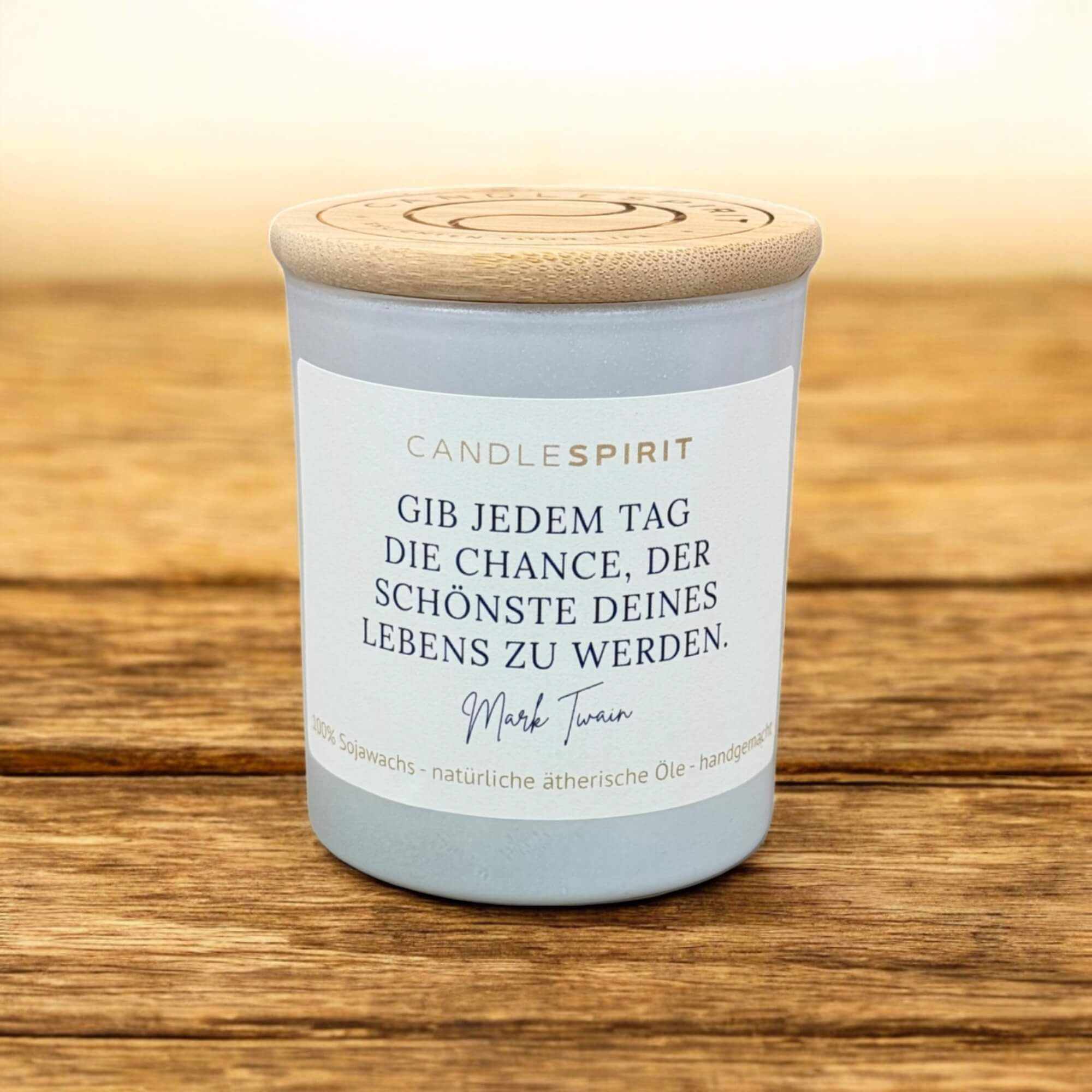 Duftkerze „Gib jedem Tag die Chance der Schönste deines Lebens zu werden. Mark Twain“ Ansicht 1