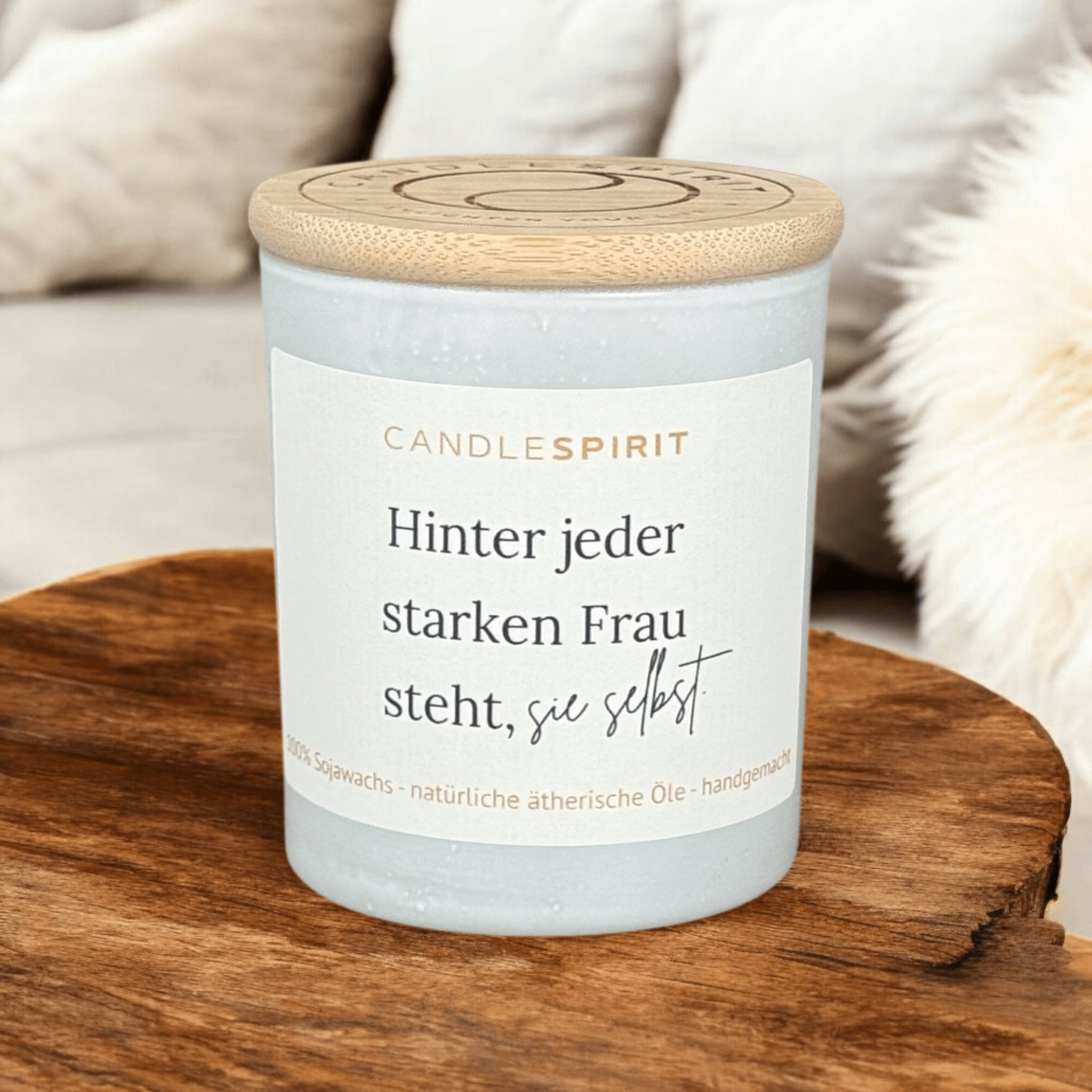 "Hinter jeder starken Frau steht sie selbst." | Aromatherapie Duftkerze &  Gratis Meditation | Bio-Sojawachs