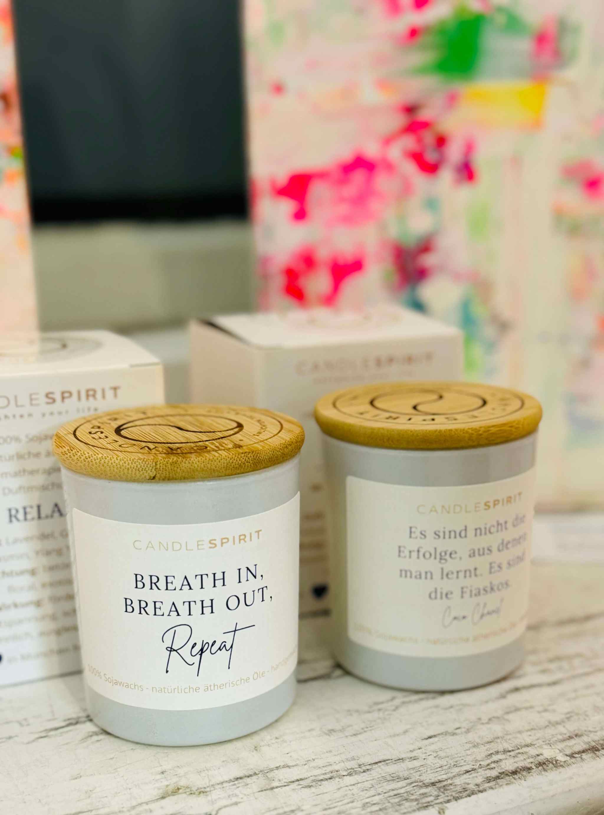 Duftkerze in der Kunstgalerie mit dem Spruch "Breath in, Breath out, Repeat"