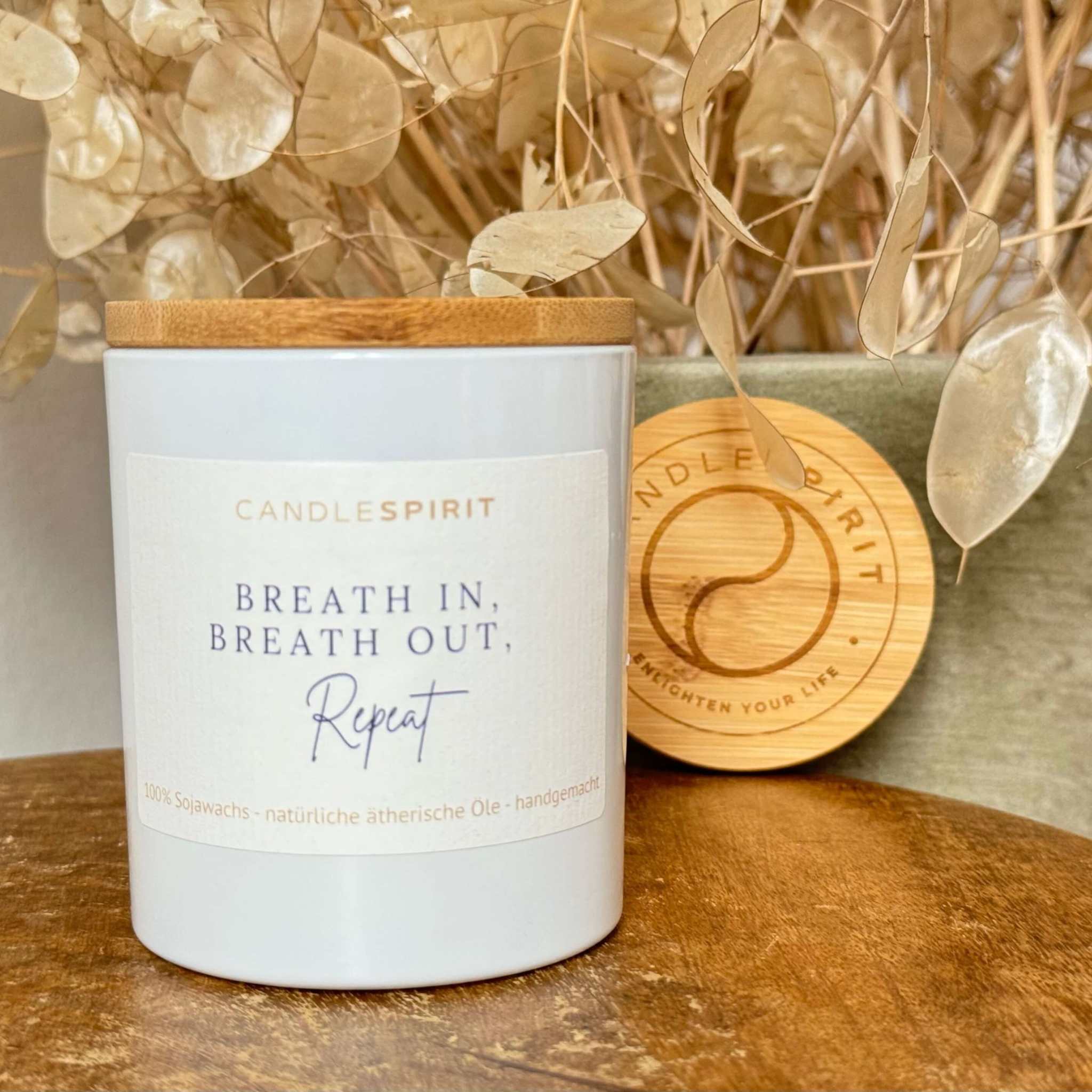 Duftkerze mit dem Spruch "Breath in, Breath out, Repeat" Ansicht 1