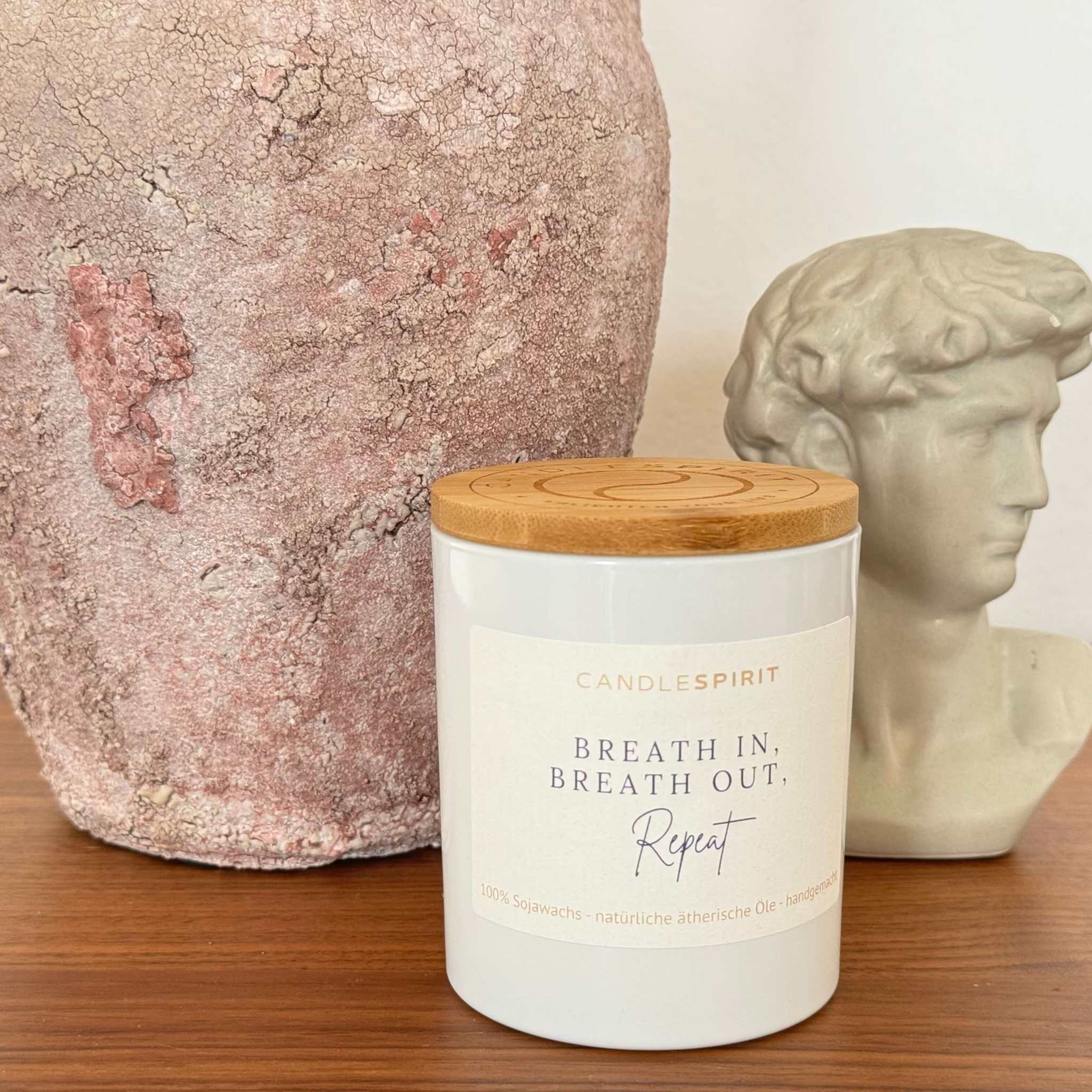 Duftkerze mit dem Spruch "Breath in, Breath out, Repeat" Ansicht 5