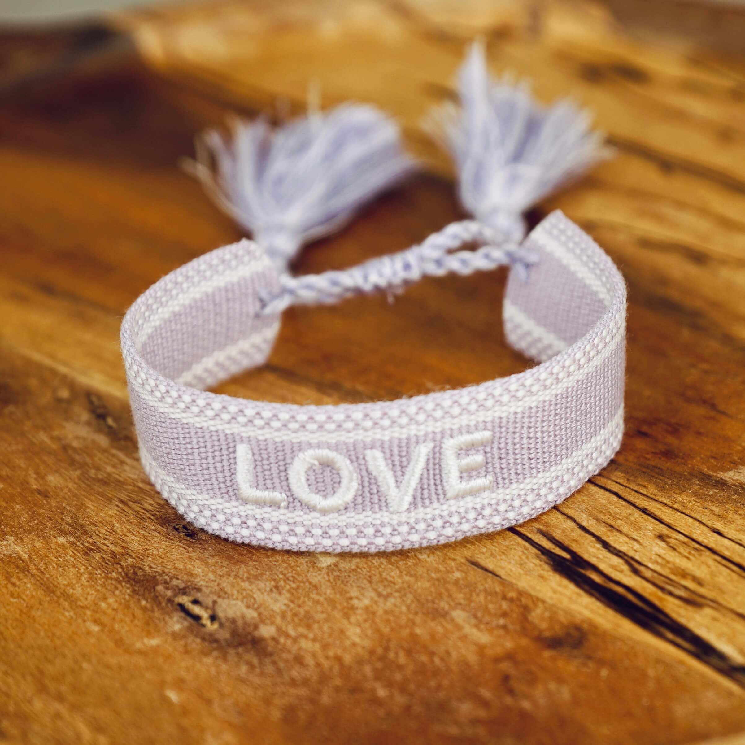 Festival Armband LOVE lila mit weißem Schriftzug