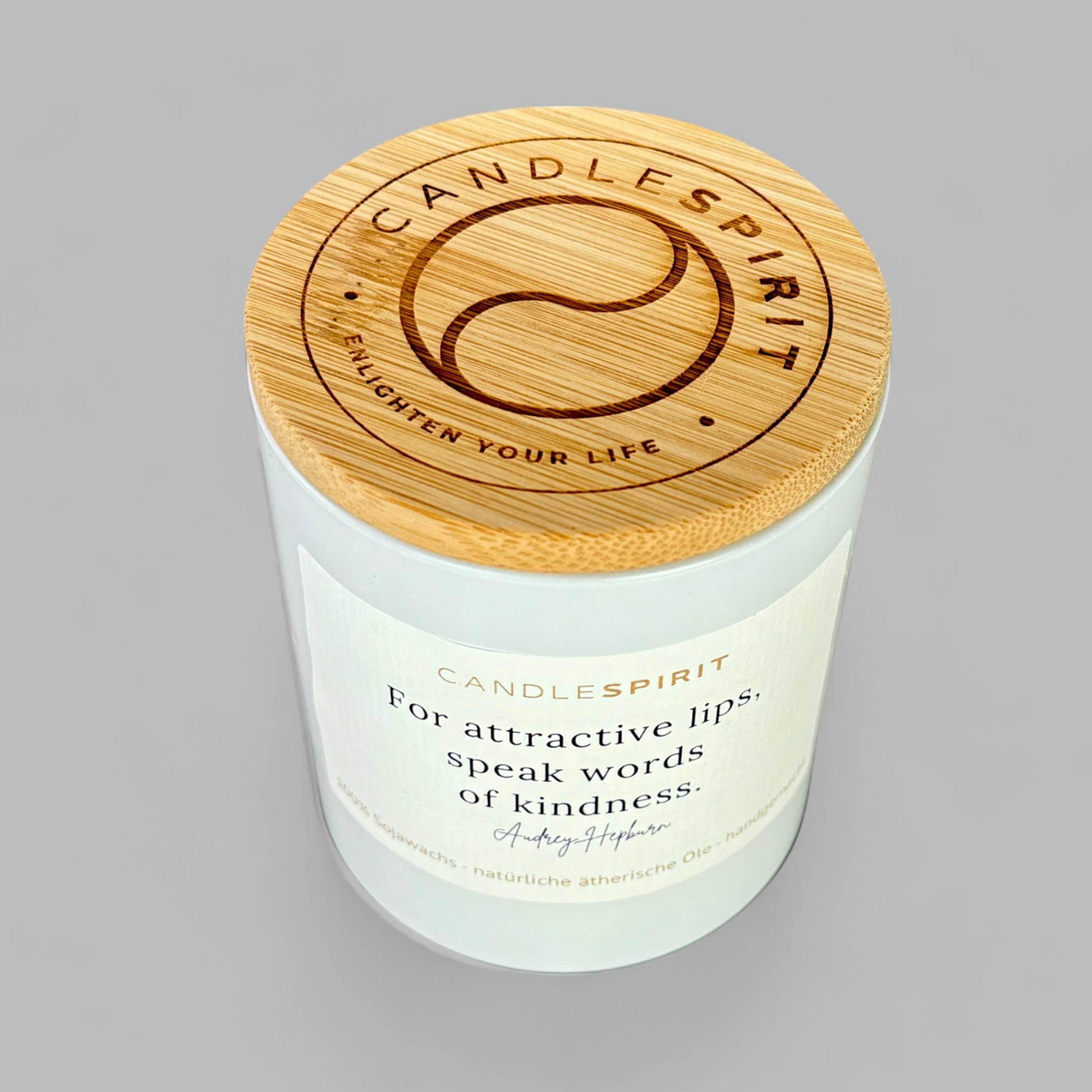 "For attractive lips, speak words of kindness. Audrey Hepburn" | Aromatherapie Kerze