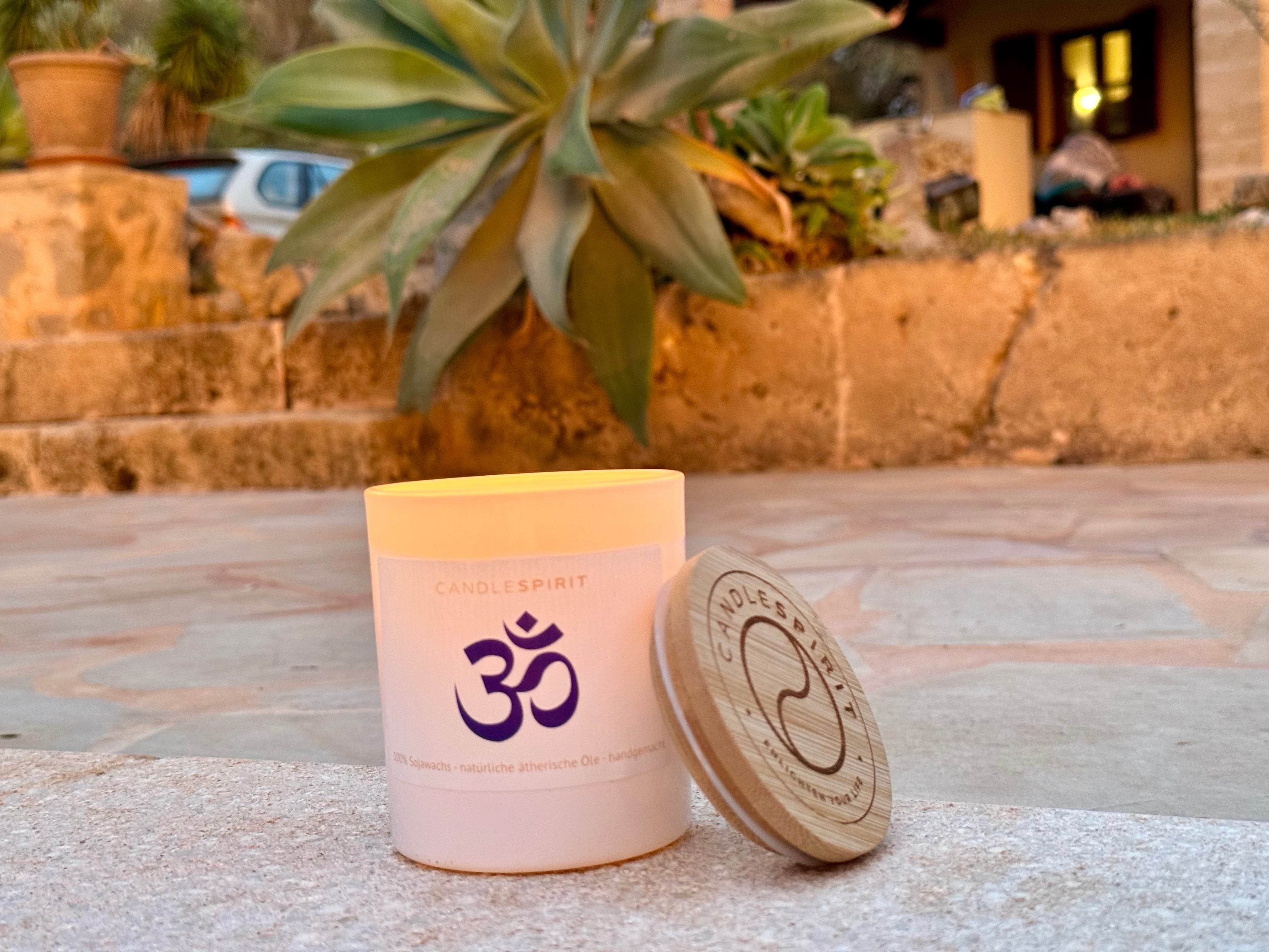 "Om" | Aromatherapie Duftkerze mit Audio Meditation