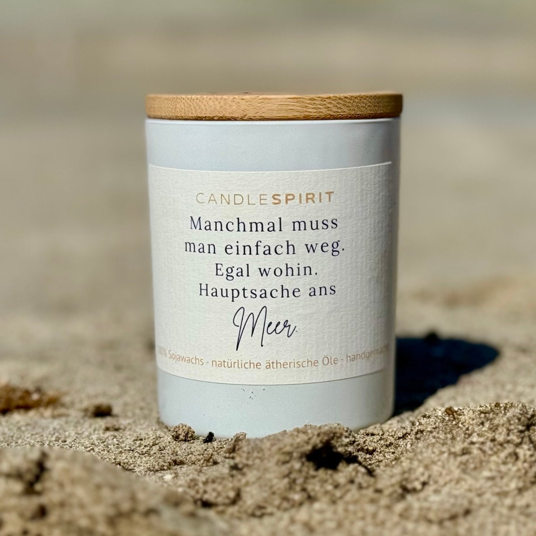 "Manchmal muss man einfach weg. Egal wohin. Hauptsache ans Meer." | Aromatherapie Duftkerze mit Meditation