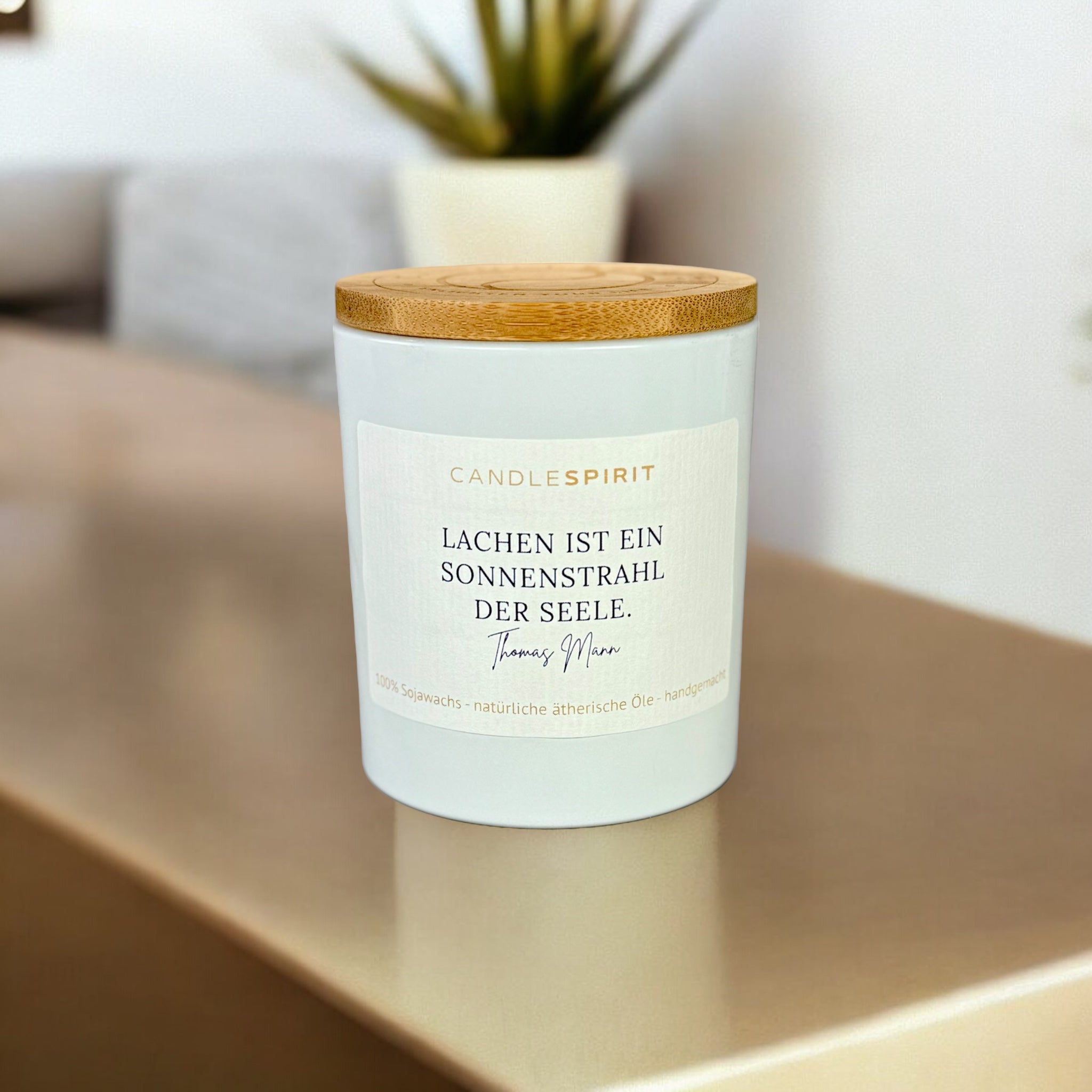 "Lachen ist ein Sonnenstrahl der Seele. Thomas Mann" | Aromatherapie Duftkerze | Bio-Sojawachs