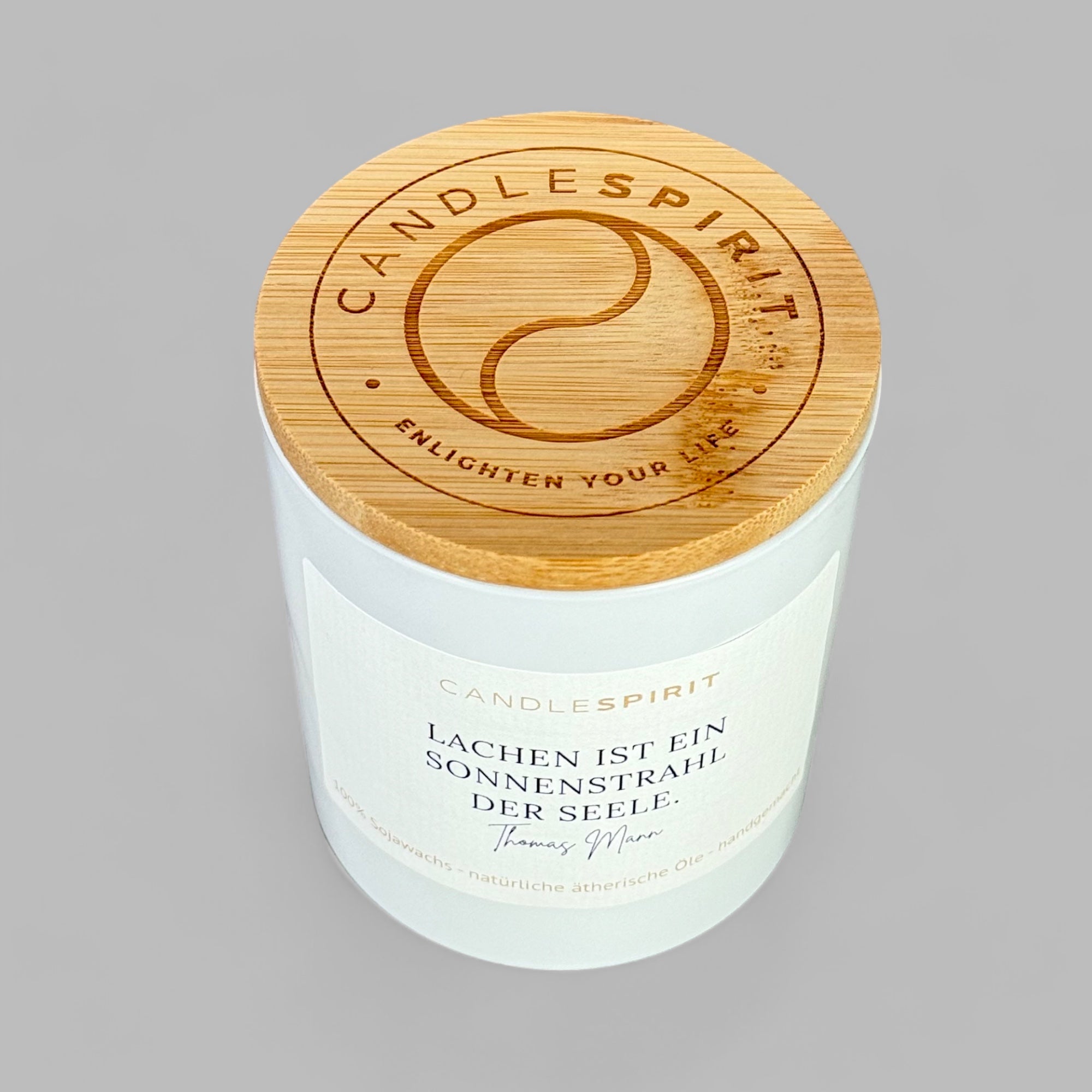"Lachen ist ein Sonnenstrahl der Seele. Thomas Mann" | Aromatherapie Duftkerze | Bio-Sojawachs