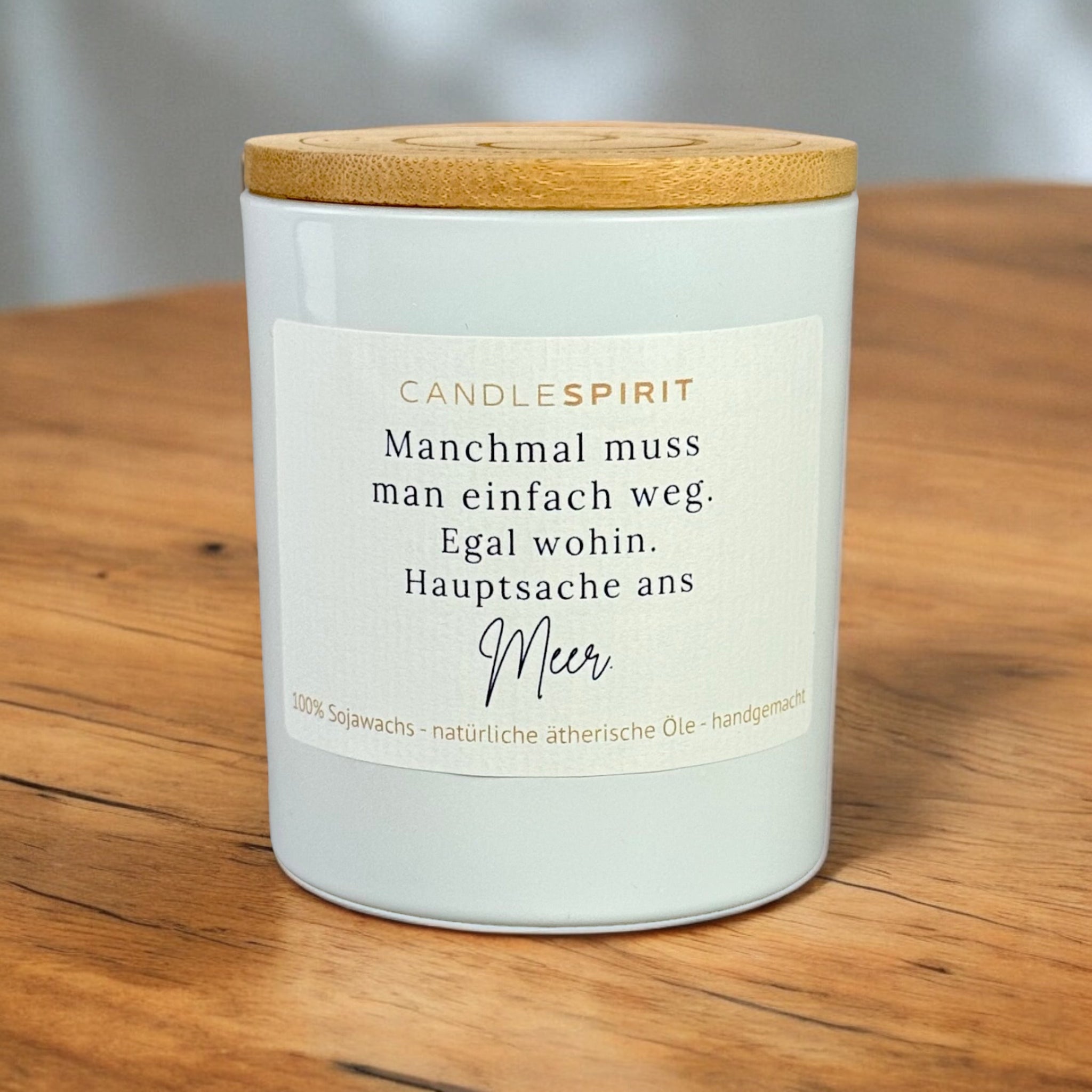 "Manchmal muss man einfach weg. Egal wohin. Hauptsache ans Meer." | Aromatherapie Duftkerze & Gratis Meditation | Bio-Sojawachs