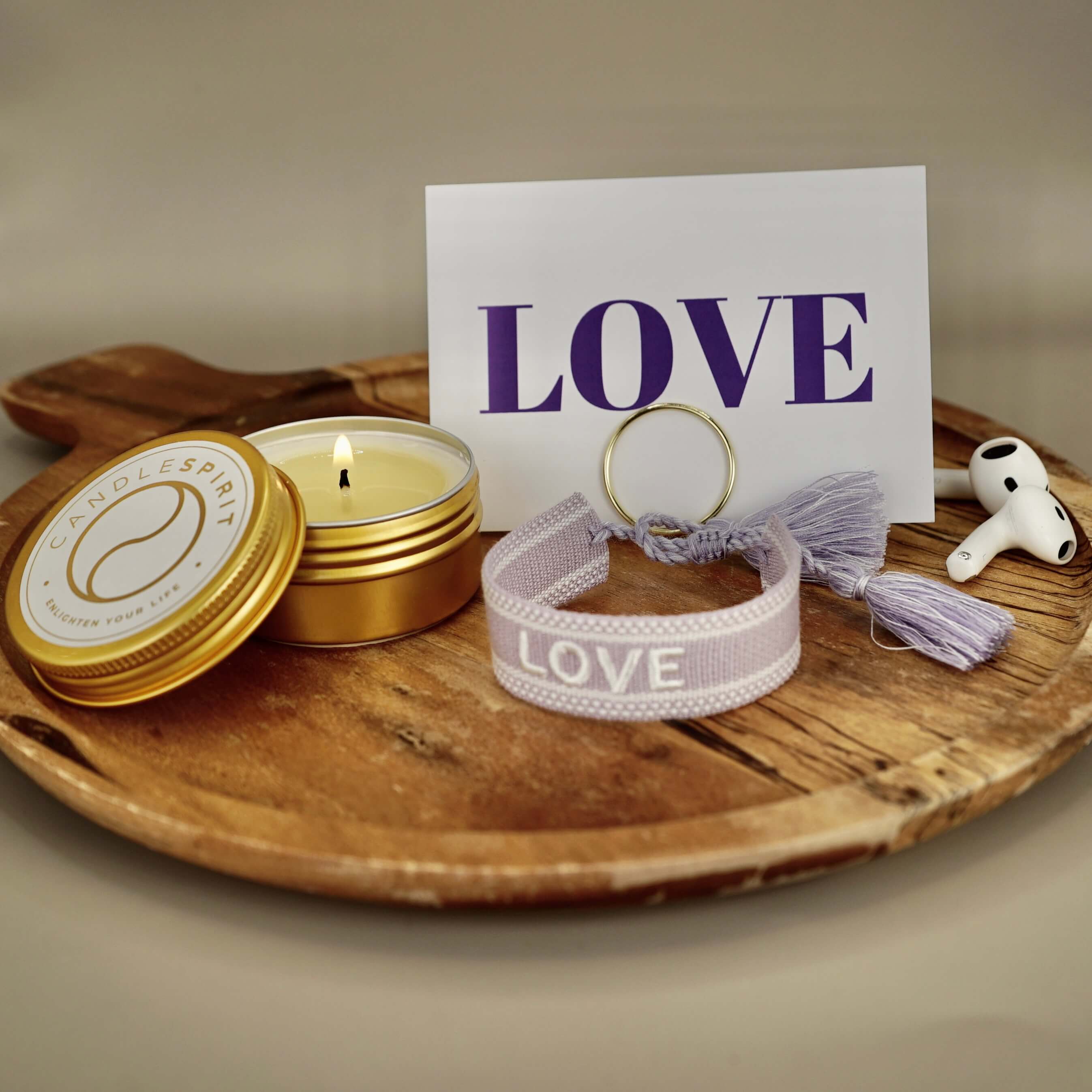 LOVE Geschenkeset im Boho Style: Aromatherapie Duftkerze, Grusskarte & Festival Armband