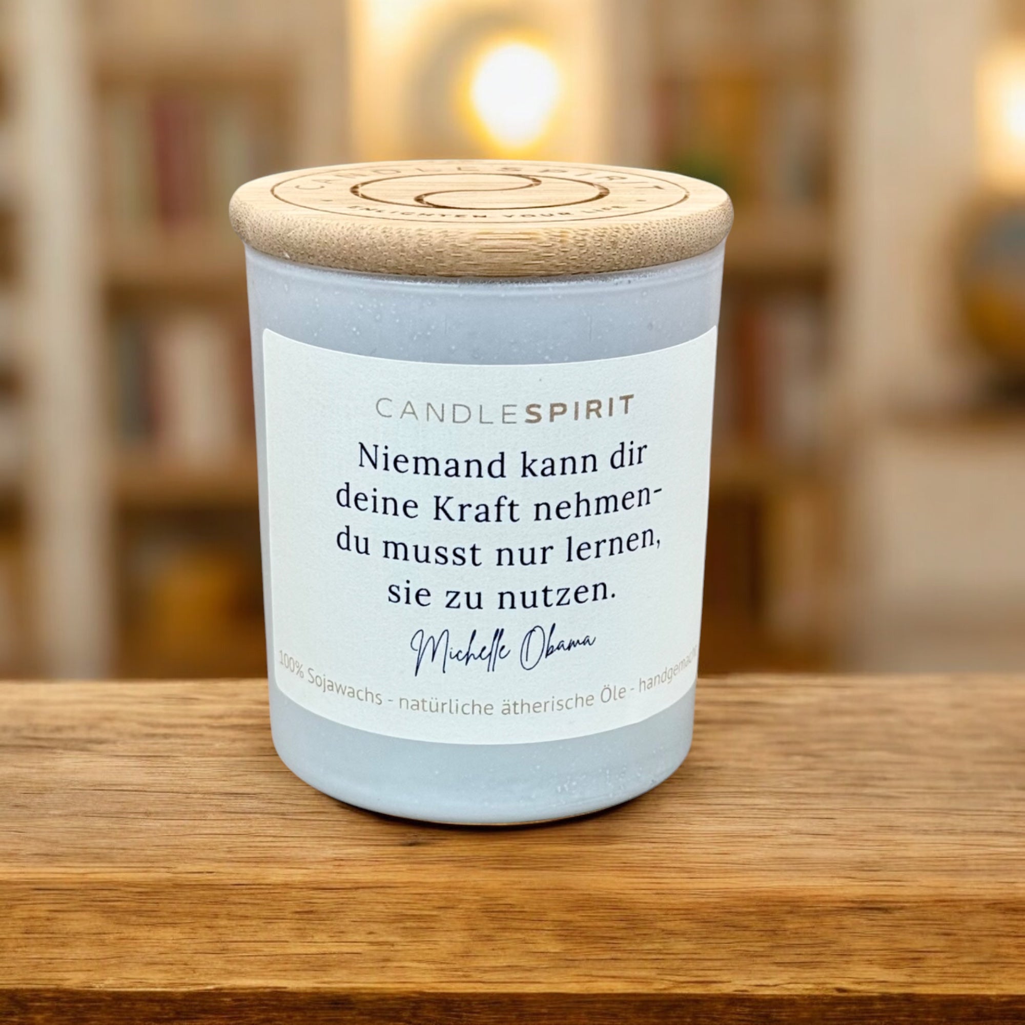 "Niemand kann dir deine Kraft nehmen-du musst nur lernen, sie zu nutzen. Michelle Obama" | Aromatherapie Kerze | Meditation passend je Duft im Bambusdeckel