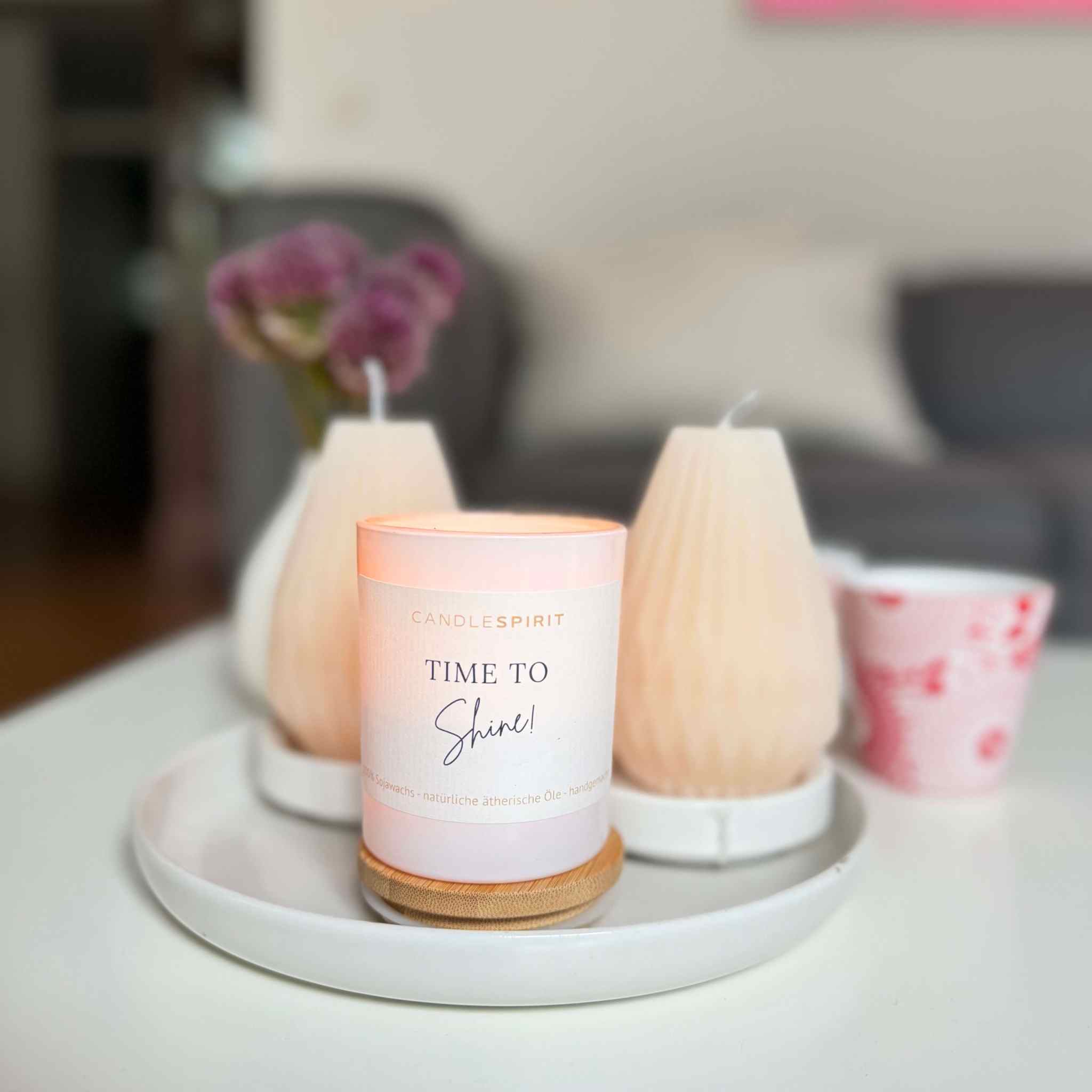 Duftkerze "Time to Shine!" | reine ätherische Öle & Gratis-Meditation brennend auf Tisch