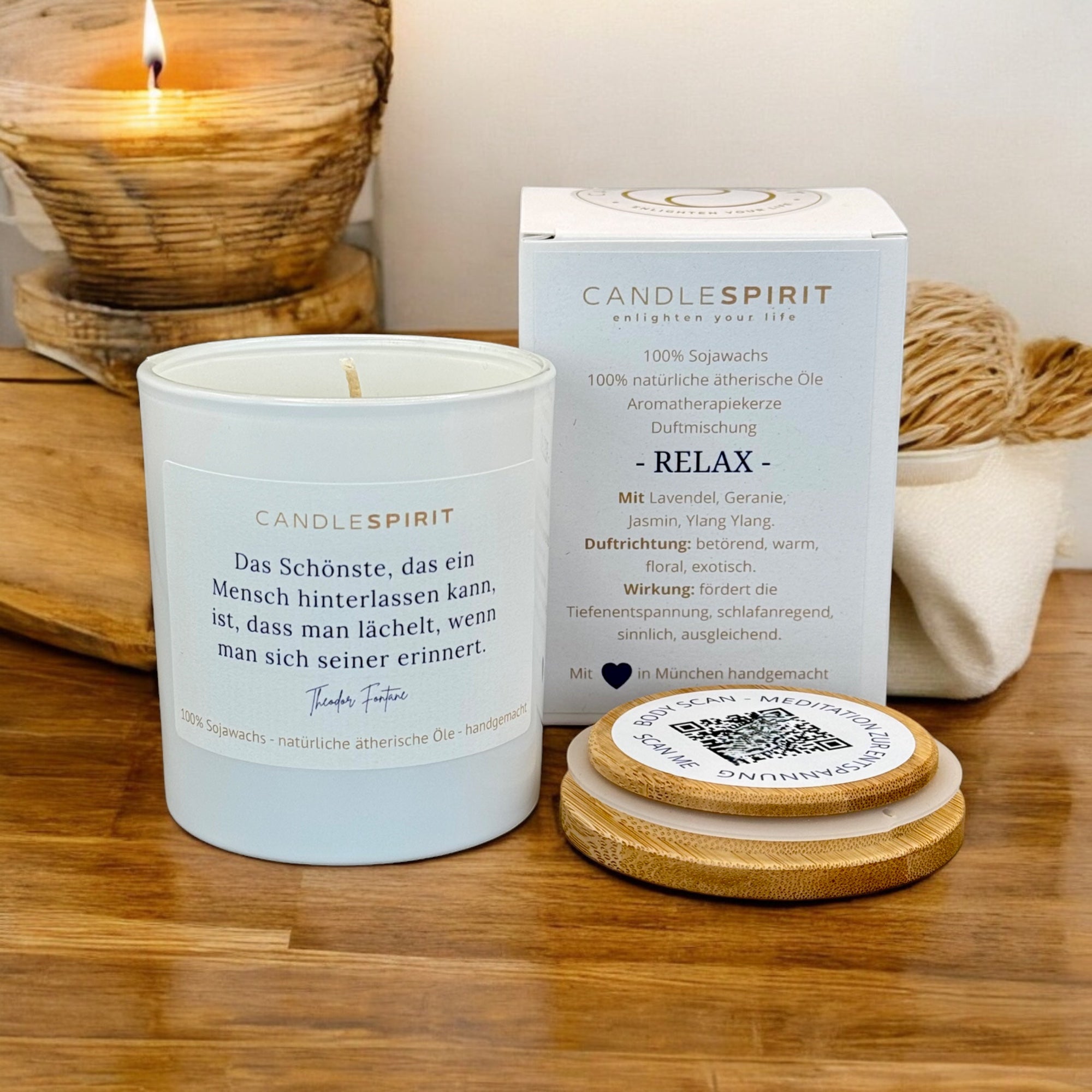 Aromatherapiekerze "Das Glück liegt in uns, nicht in den Dingen" mit Produktverpackung und QR Code
