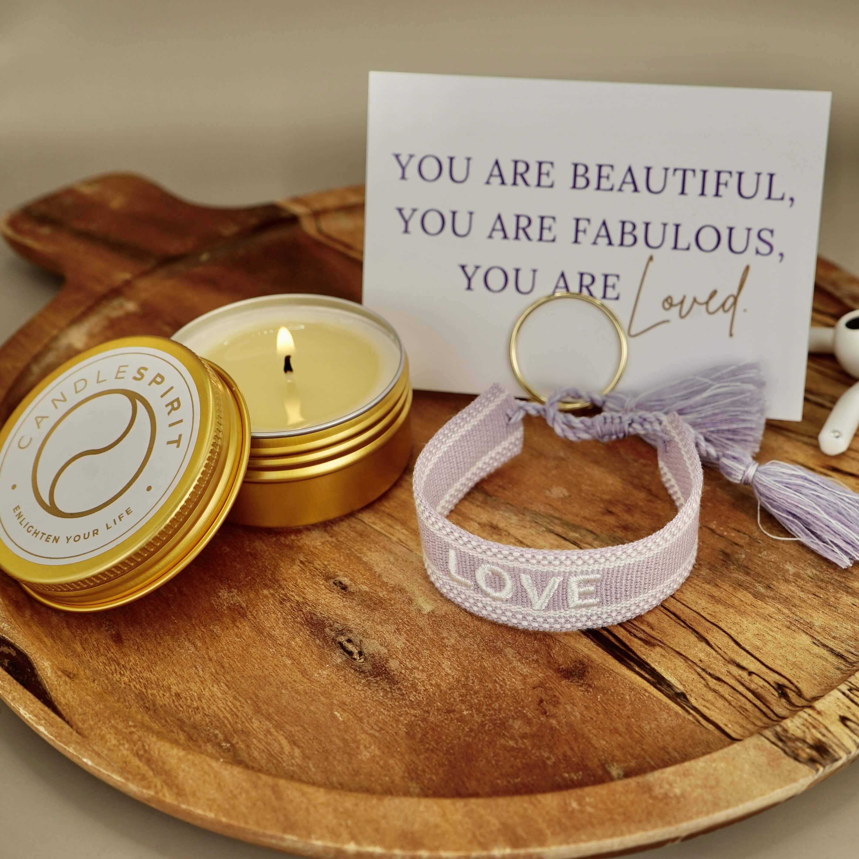 LOVE Geschenke-Set im Boho Style: Aromatherapie Duftkerze, Grusskarte & Festival Armband