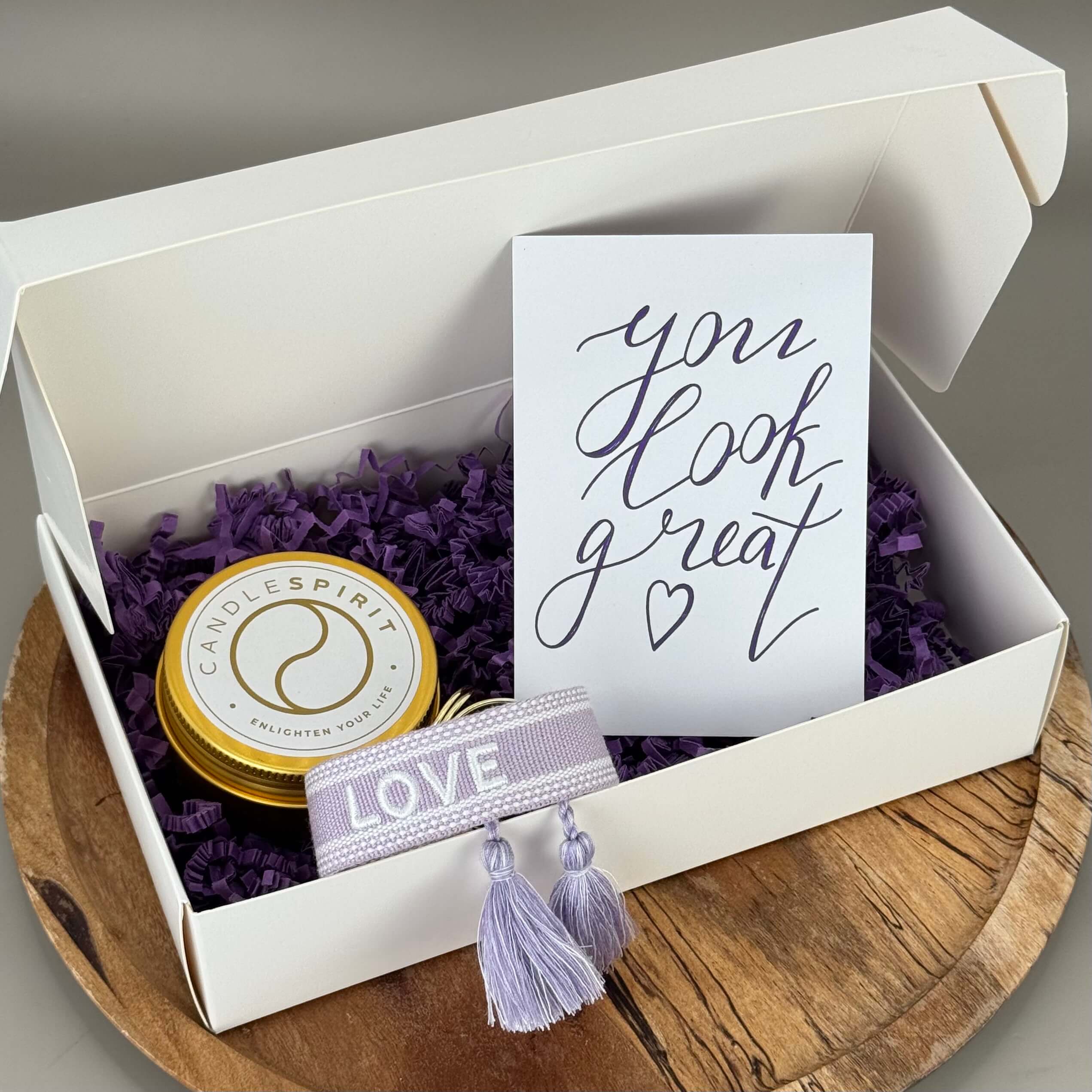 LOVE Geschenkeset im Boho Style: Aromatherapie Duftkerze, Grusskarte & Festival Armband