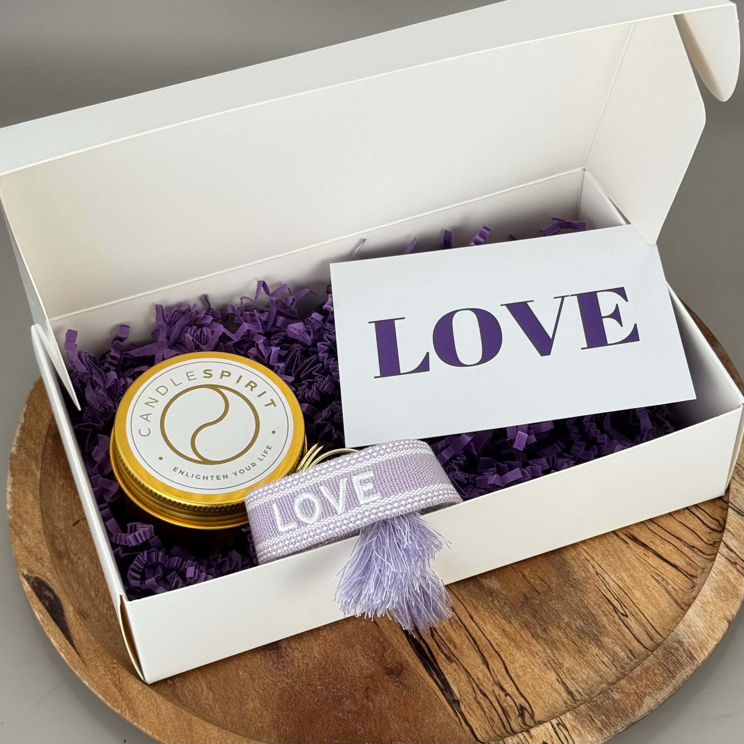 LOVE Geschenkeset im Boho Style: Aromatherapie Duftkerze, Grusskarte & Festival Armband