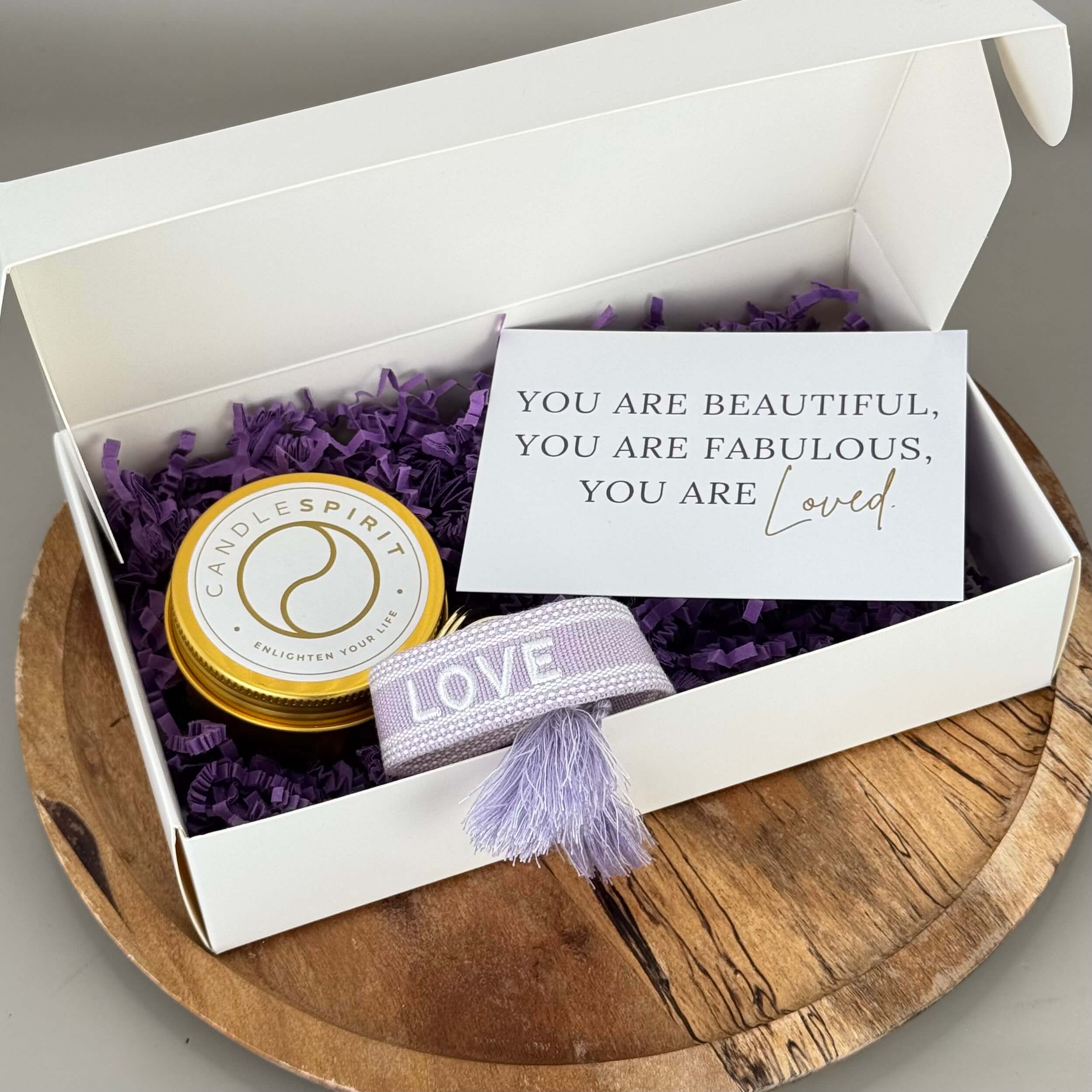 LOVE Geschenke-Set im Boho Style: Aromatherapie Duftkerze, Grusskarte & Festival Armband