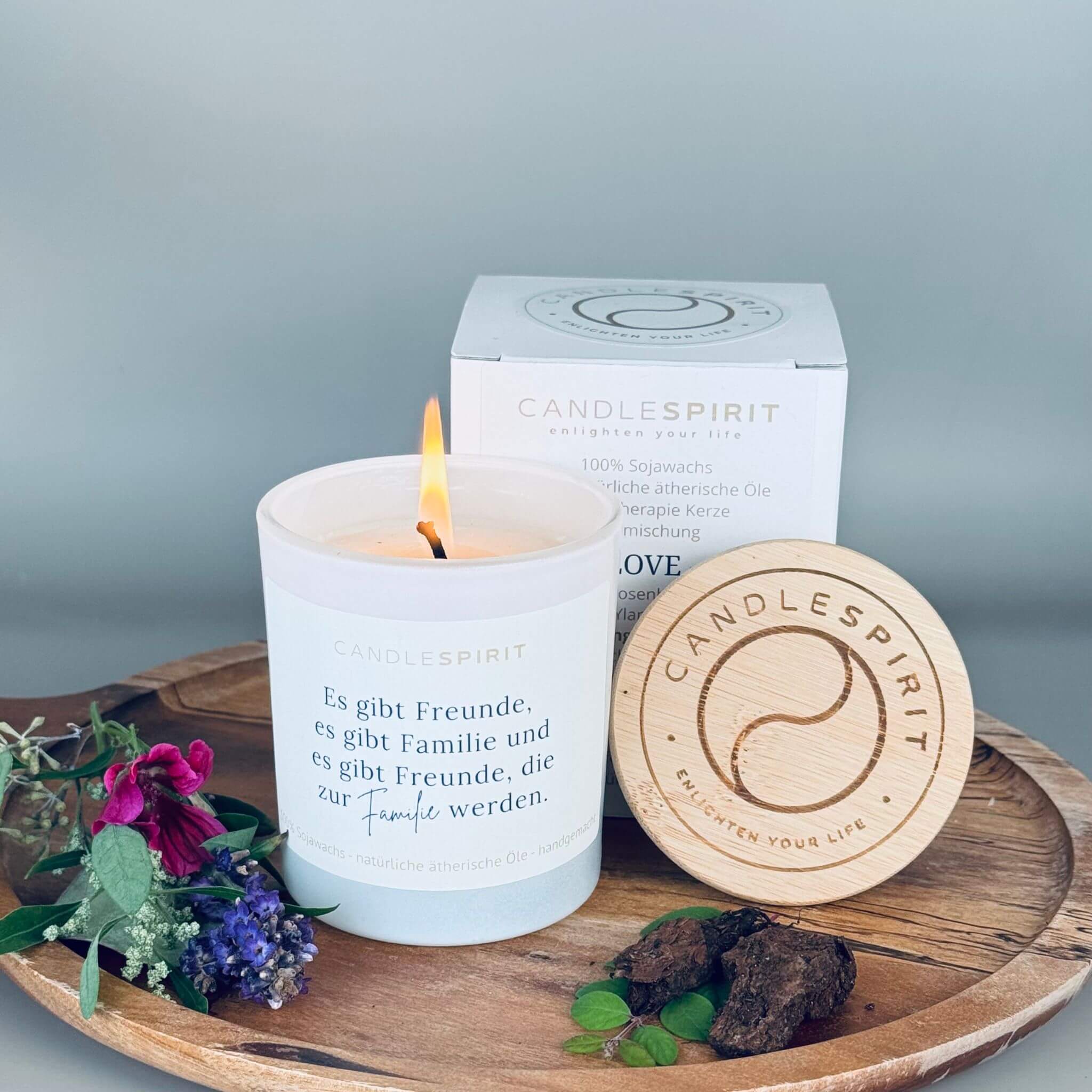 CANDLESPIRIT Duftkerze "Es gibt Freunde, es gibt Familie und es gibt Freunde, die zur Familie werden." mit ätherischen Ölen & Audio-Meditation mit Bambusdeckel