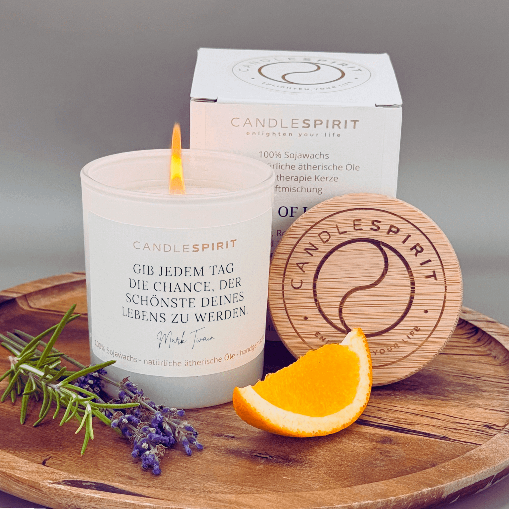 CANDLESPIRIT Duftkerze "Gib jedem Tag die Chance der Schönste... Mark Twain" mit ätherischen Ölen & Audio-Meditation mit Bambusdeckel und Verpackung