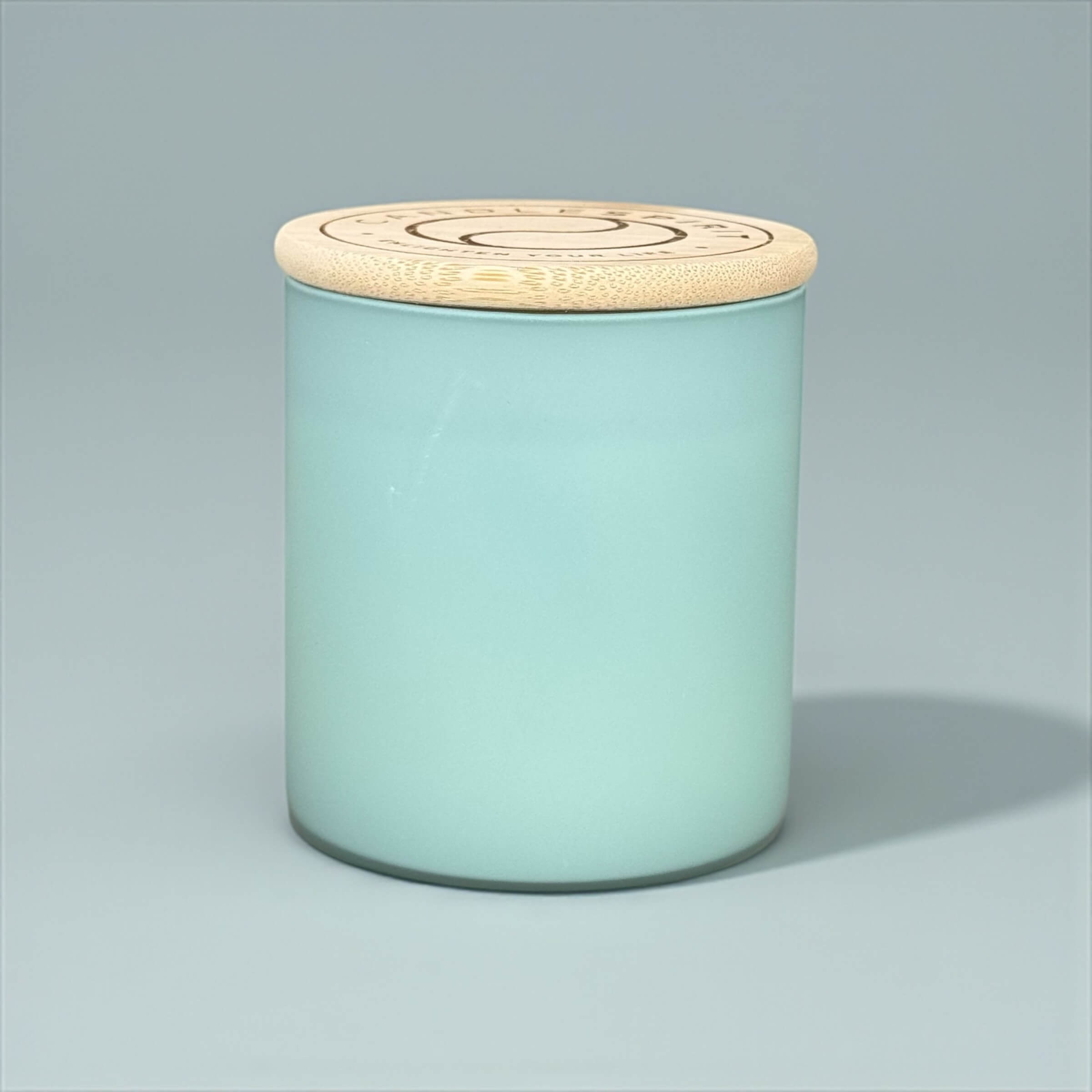 "Green" Aromatherapie Duftkerze mit Grusskarte, Zitat & Meditation mit dem Duft "JOY OF LIFE" (260g Net, ~60h Brennfreude) mit Meditation