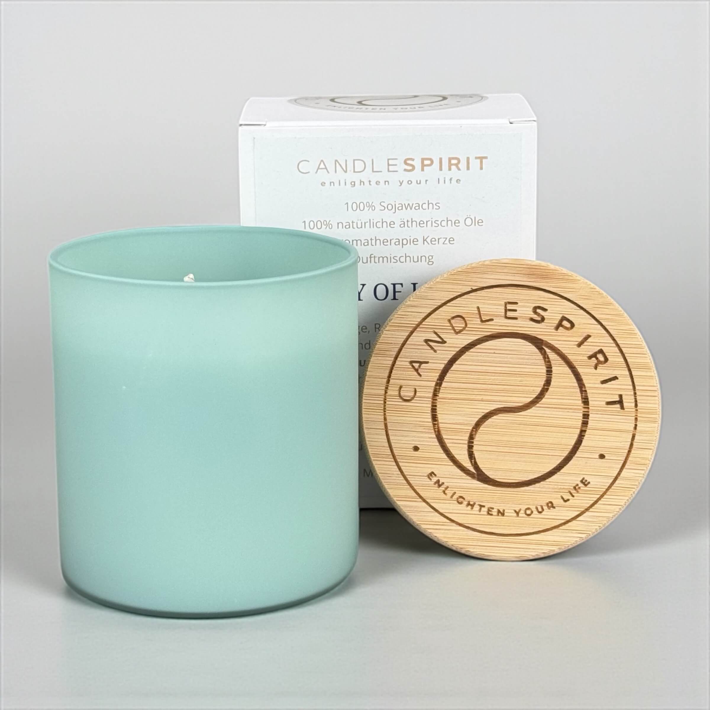 "Green" Aromatherapie Duftkerze mit Grusskarte, Zitat & Meditation mit dem Duft "JOY OF LIFE" (260g Net, ~60h Brennfreude) mit Meditation