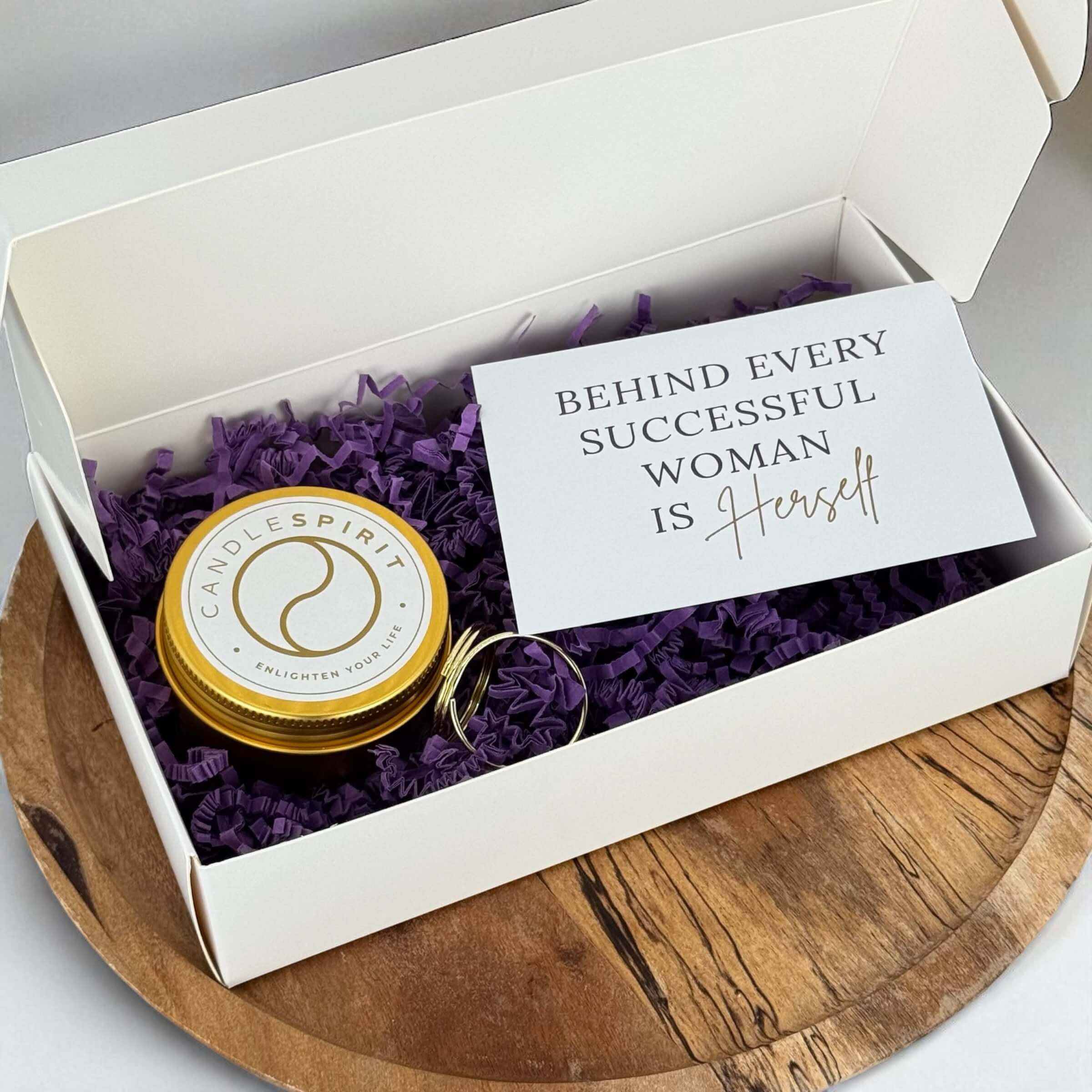 COURAGE Geschenkeset – Duftkerze & Grusskarte „Behind every successful woman is herself"