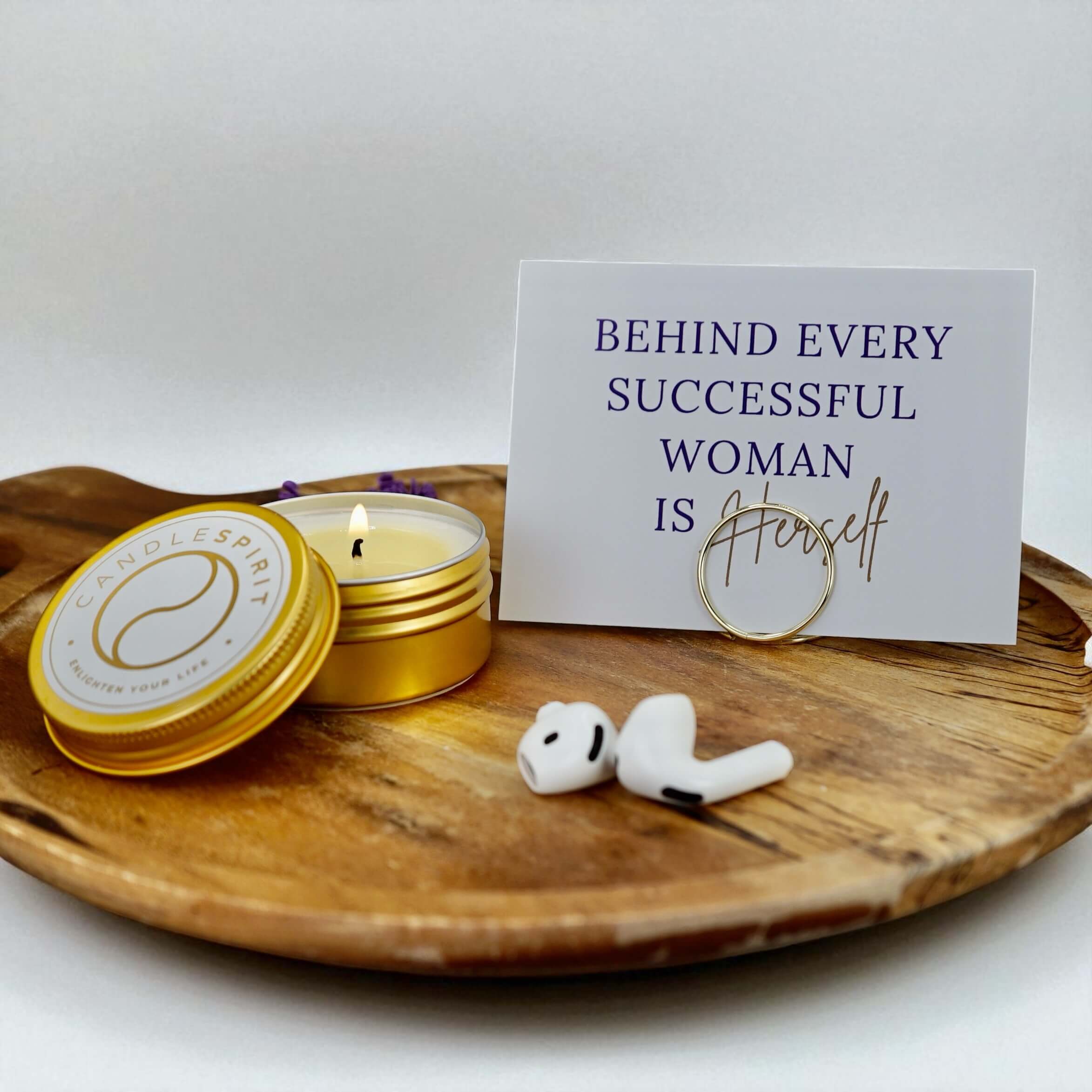 COURAGE Geschenkeset – Duftkerze & Grusskarte „Behind every successful woman is herself"