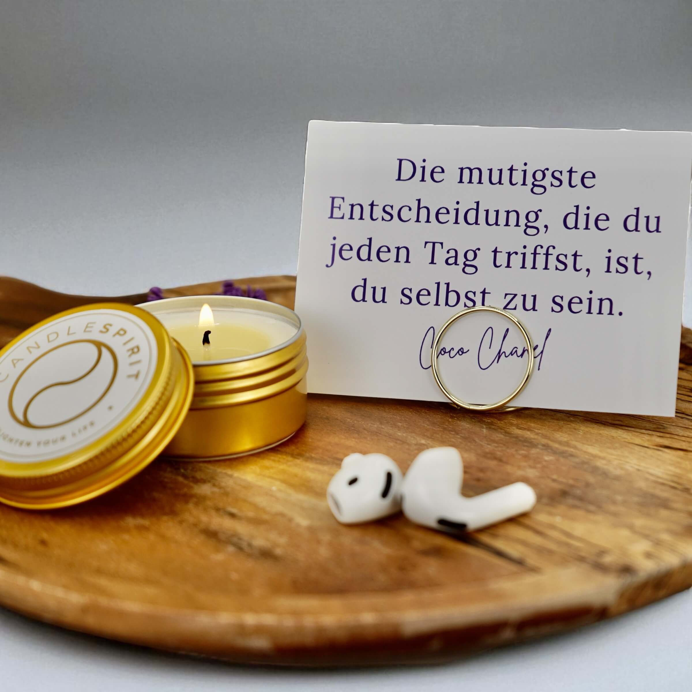 COURAGE Geschenkeset – Duftkerze & Grusskarte "Die mutigste Entscheidung, die du jeden Tag triffst, ist, du selbst zu sein! Coco Chanel"