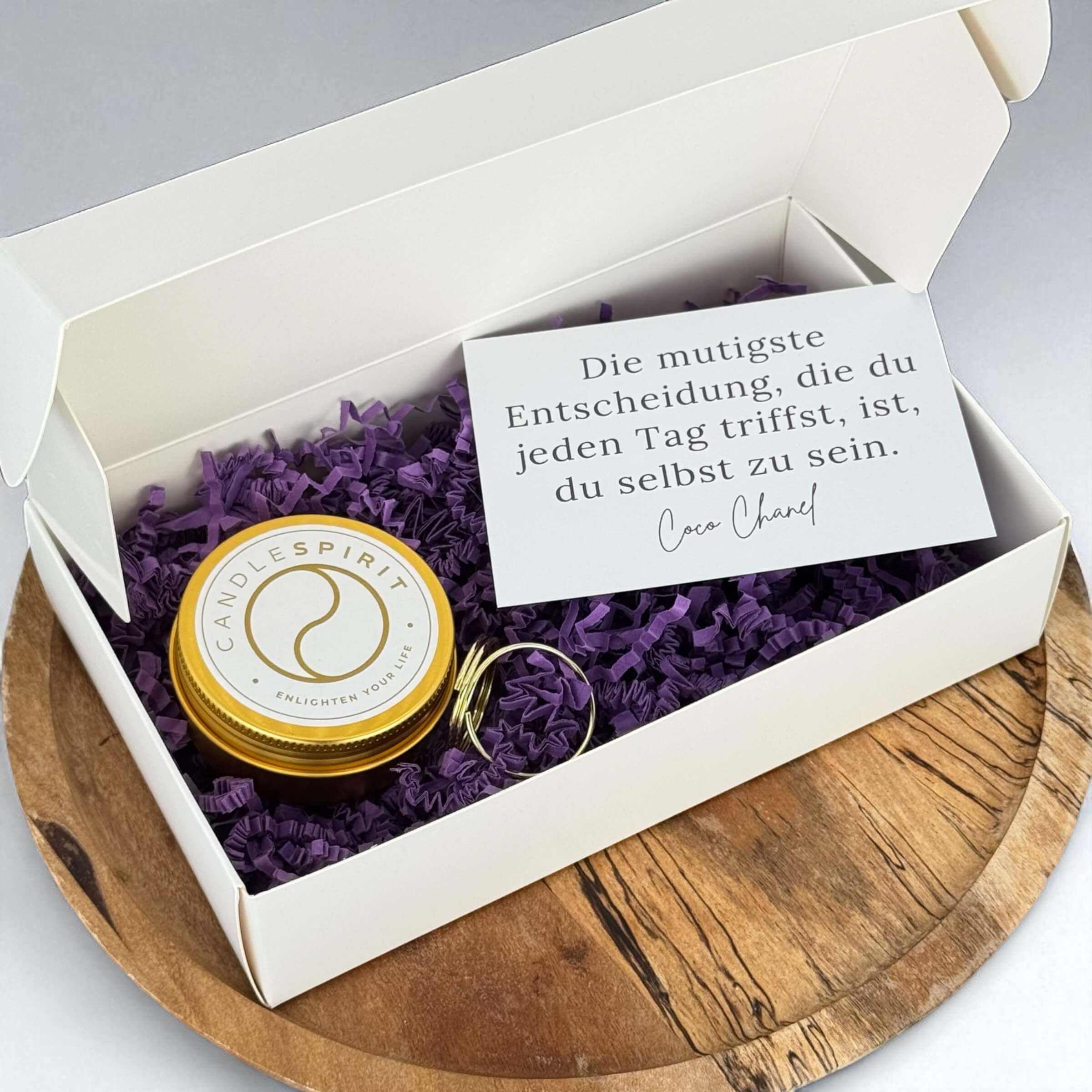 COURAGE Geschenkeset – Duftkerze & Grusskarte "Die mutigste Entscheidung, die du jeden Tag triffst, ist, du selbst zu sein! Coco Chanel"