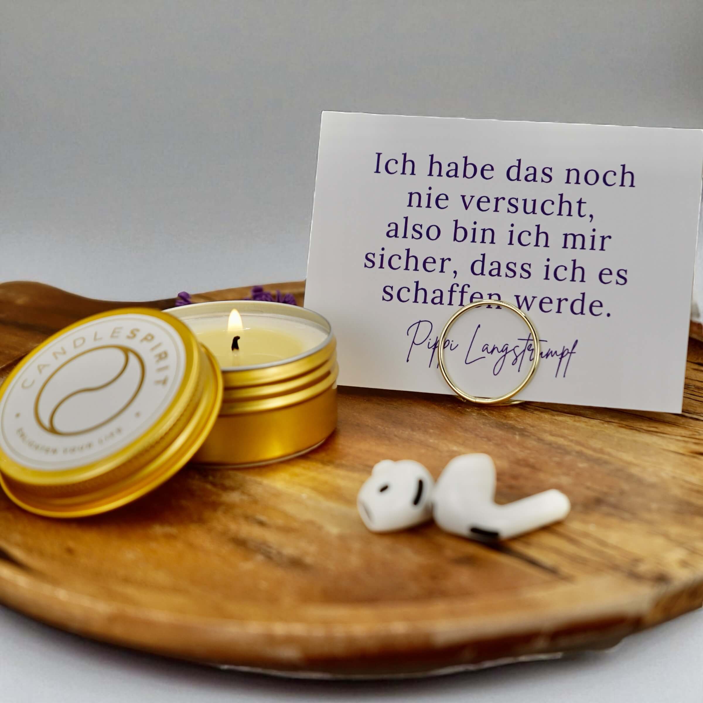 COURAGE Geschenkeset – Duftkerze & Grusskarte "Ich habe das noch nie versucht, also bin ich mir sicher, dass ich es schaffen werde. Pippi Langstrumpf"