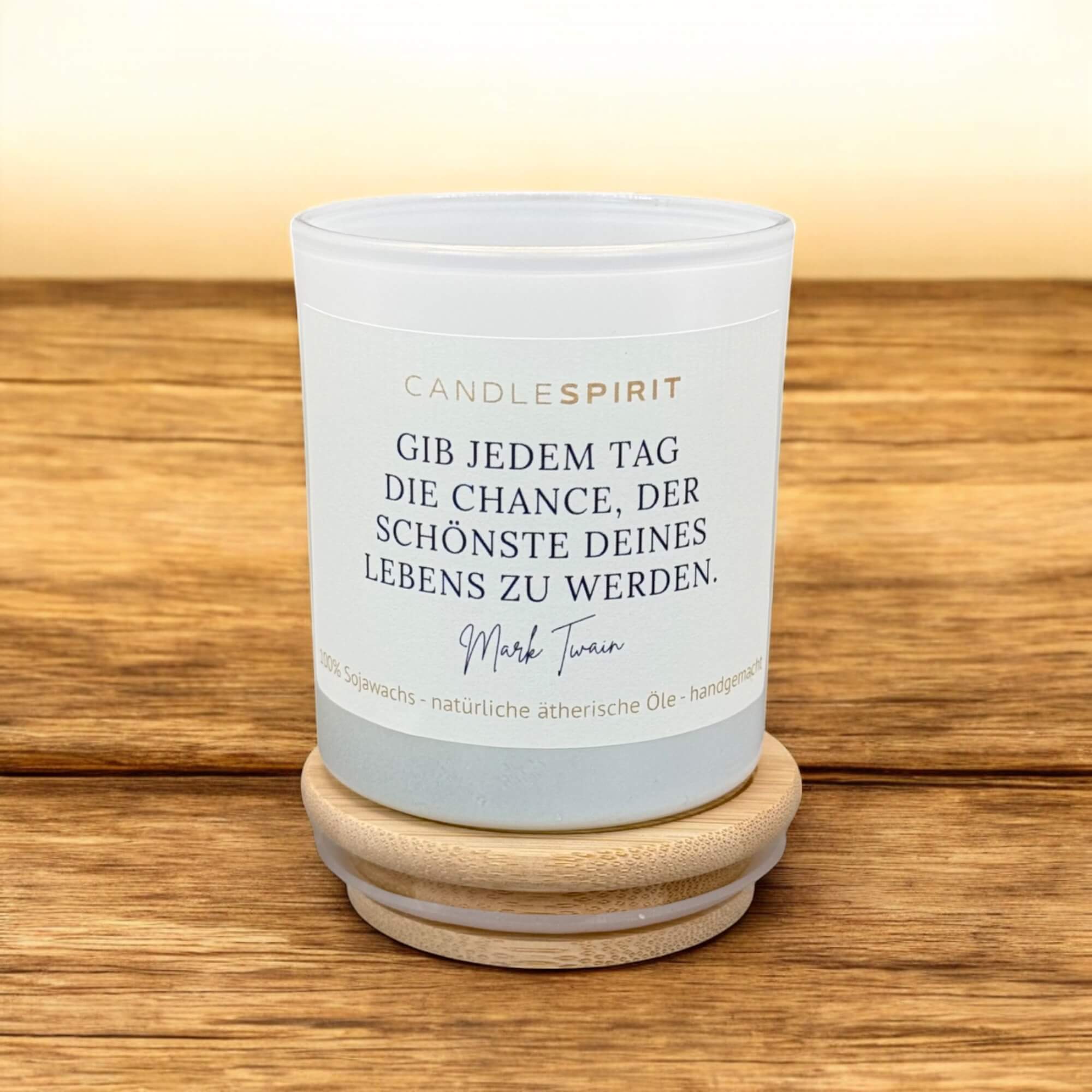 "Gib jedem Tag die Chance der Schönste deines Lebens zu werden. Mark Twain" | Aromatherapie Kerze mit Gratis Meditation