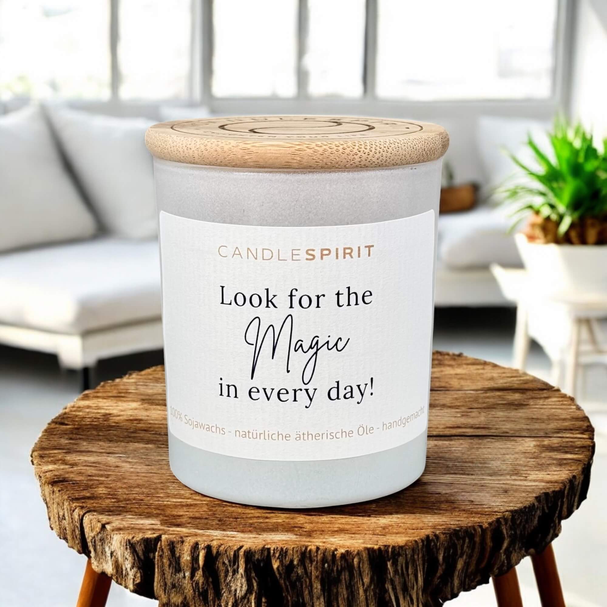 CANDLESPIRIT_Aromatherapiekerze_Look_for_the_magic_in_every_day_mit_Bambusdeckel Ansicht 1