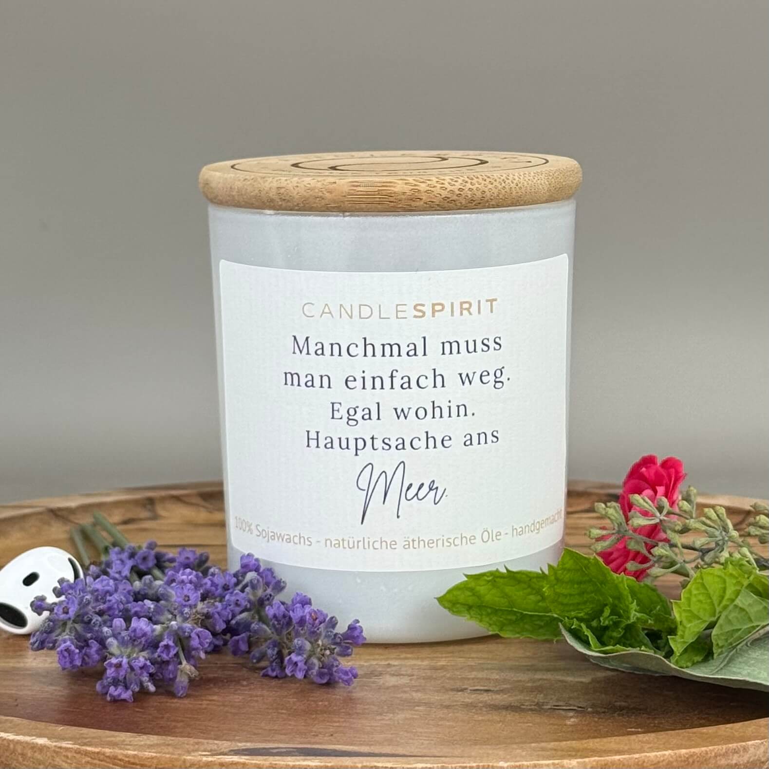 "Manchmal muss man einfach weg. Egal wohin. Hauptsache ans Meer." | Aromatherapie Duftkerze mit Meditation
