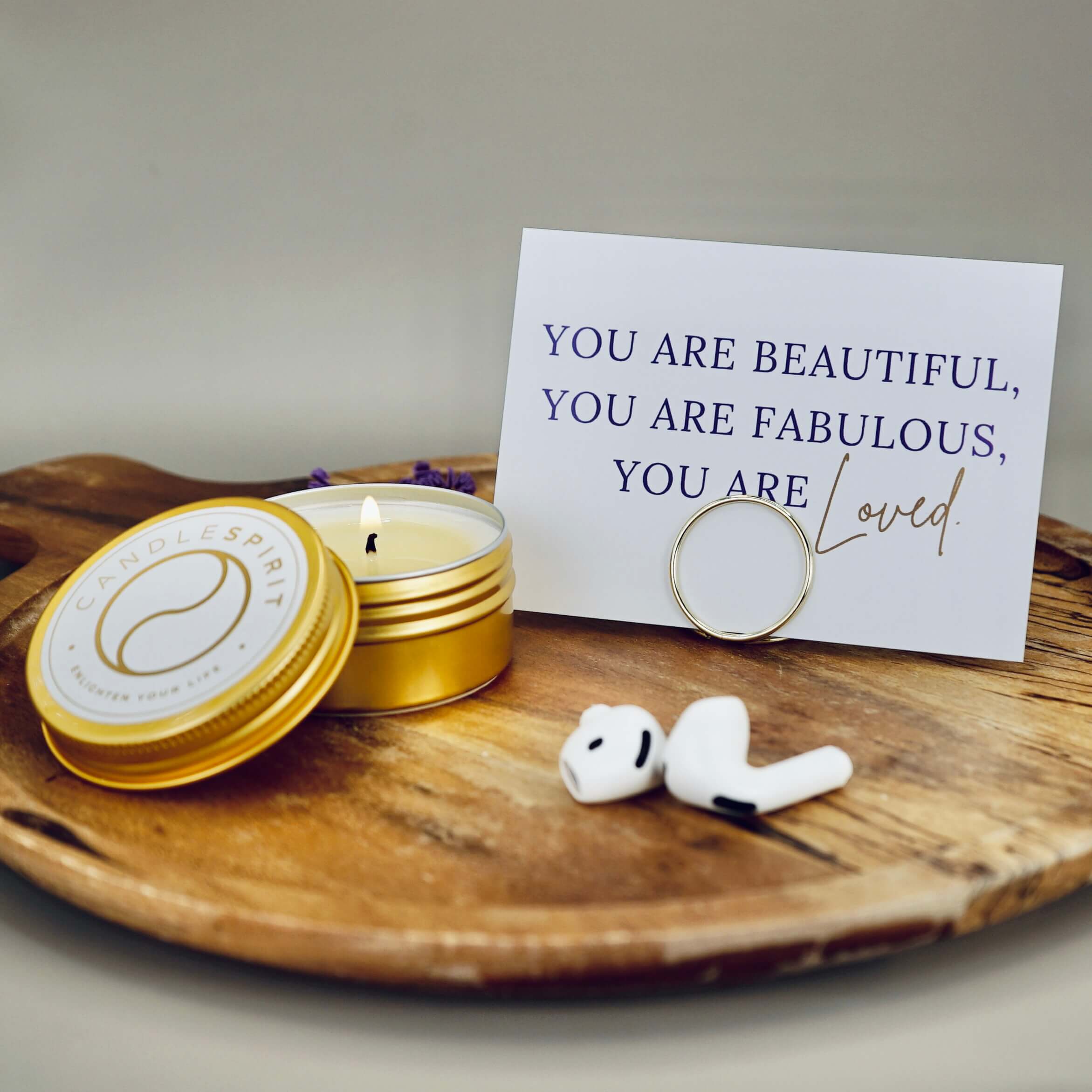 LOVE Geschenke-Set – Duftkerze & Grusskarte „You are beautiful, you are fabulous, you are loved“ mit Meditation