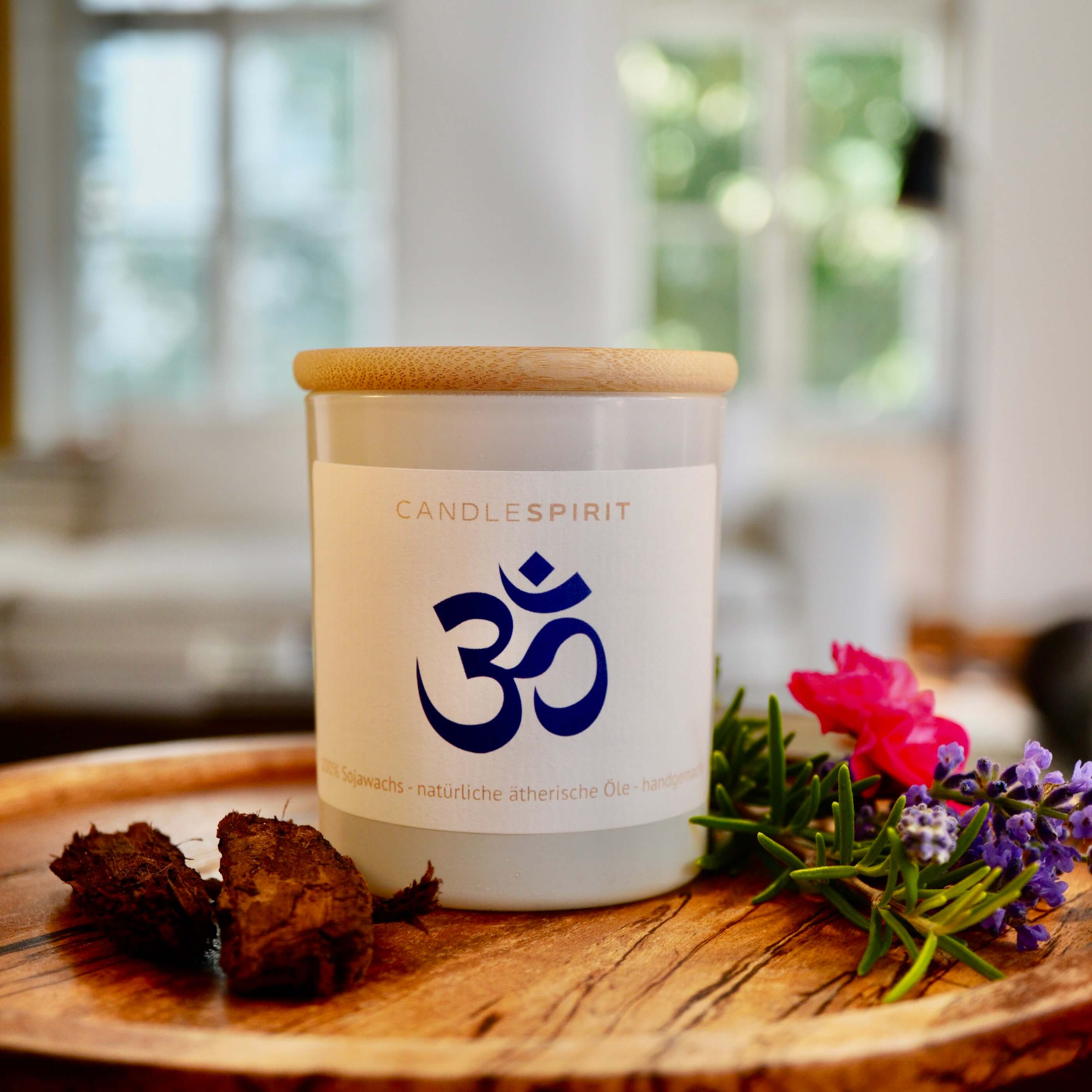 "Om" | Aromatherapie Duftkerze mit Gratis Meditation